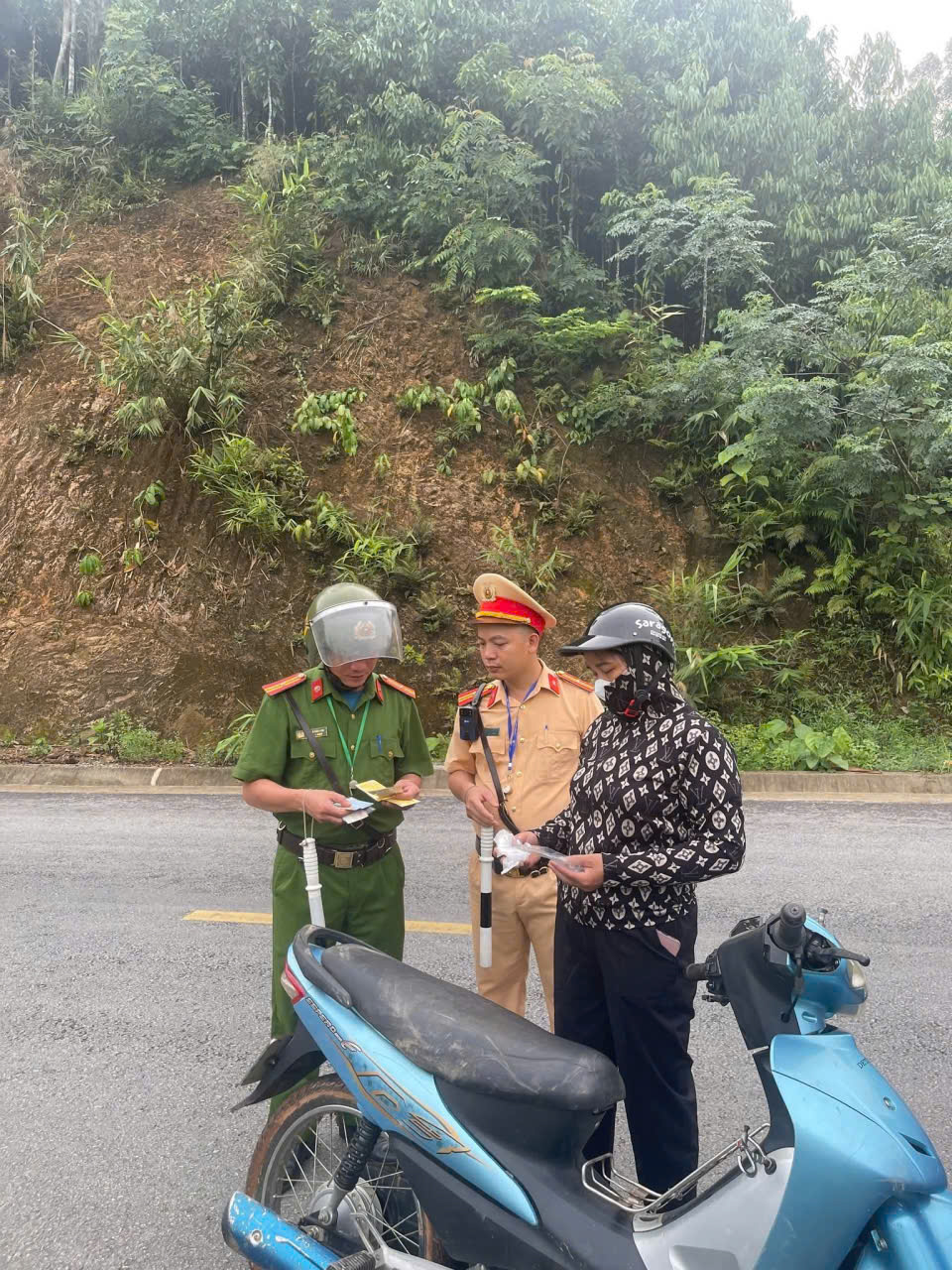 CÔNG AN XÃ BẰNG LANG PHỐI HỢP VỚI PHÒNG CSGT CÔNG AN TỈNH TĂNG CƯỜNG ĐẨY MẠNH TUYÊN TRUYỀN, TUẦN TRA KIỂM SOÁT BẢO ĐẢM TTATGT TRÊN ĐỊA BÀN XÃ 