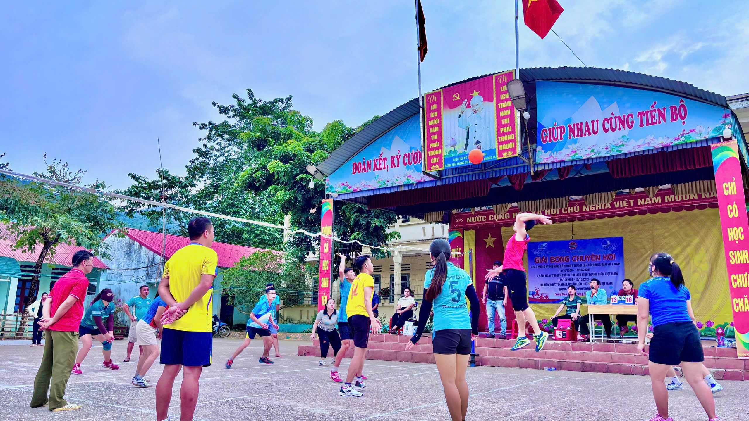 (Quang Bình – Tuyên Quang) Sôi nổi Giải bóng chuyền hơi nam – nữ, thắt chặt đoàn kết từ cơ sở