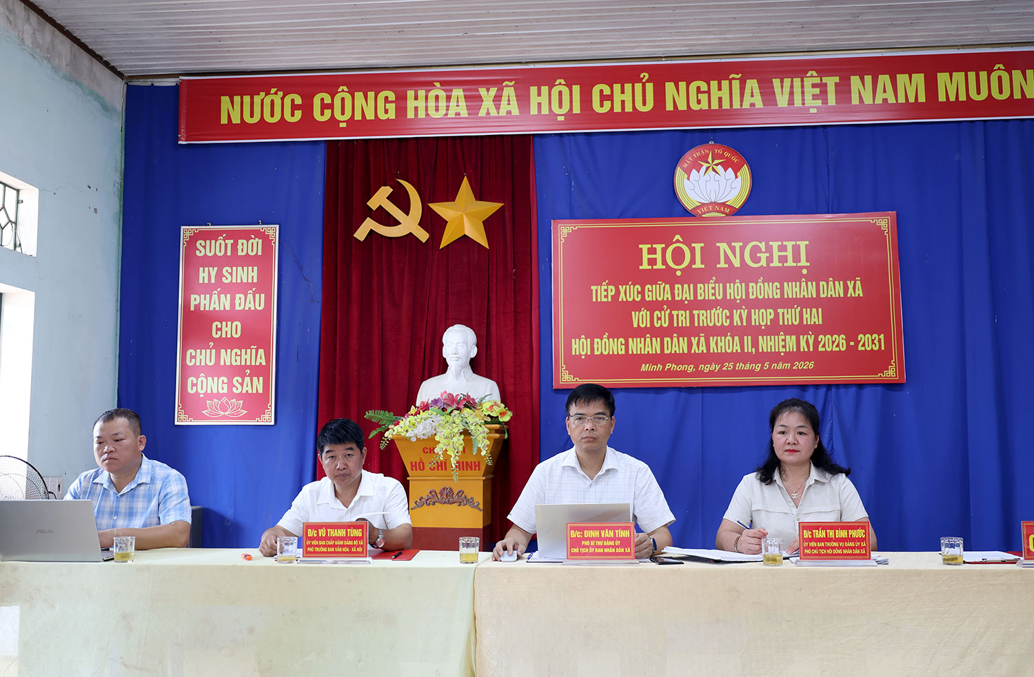 Đồng chí Chủ tịch UBND xã tiếp xúc cử tri thôn Minh Phong