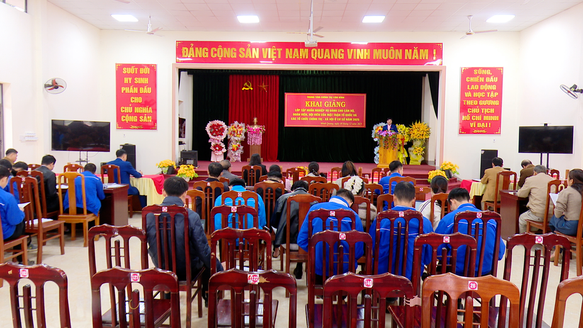 Trung tâm chính trị Lâm Bình tổ chức khai giảng lớp tập huấn nghiệp vụ cho cán bộ Mặt trận và các tổ chức chính trị - xã hội cơ sở tại xã Minh Quang.