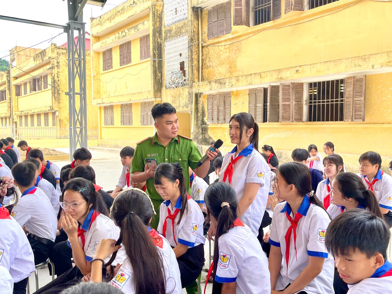 CÔNG AN XÃ TÂN TRÀO TUYÊN TRUYỀN PHÁP LUẬT, HƯỞNG ỨNG CHIẾN DỊCH “KHÔNG MỘT MÌNH - KẾT NỐI KHÔNG TỔN THƯƠNG” TẠI TRƯỜNG TRUNG HỌC CƠ SỞ TÂN TRÀO