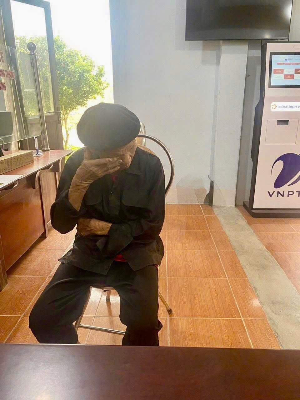  NGƯỜI CHA GIÀ LẶNG LẼ LÀM THỦ TỤC KHAI TỬ CHO CON TRAI