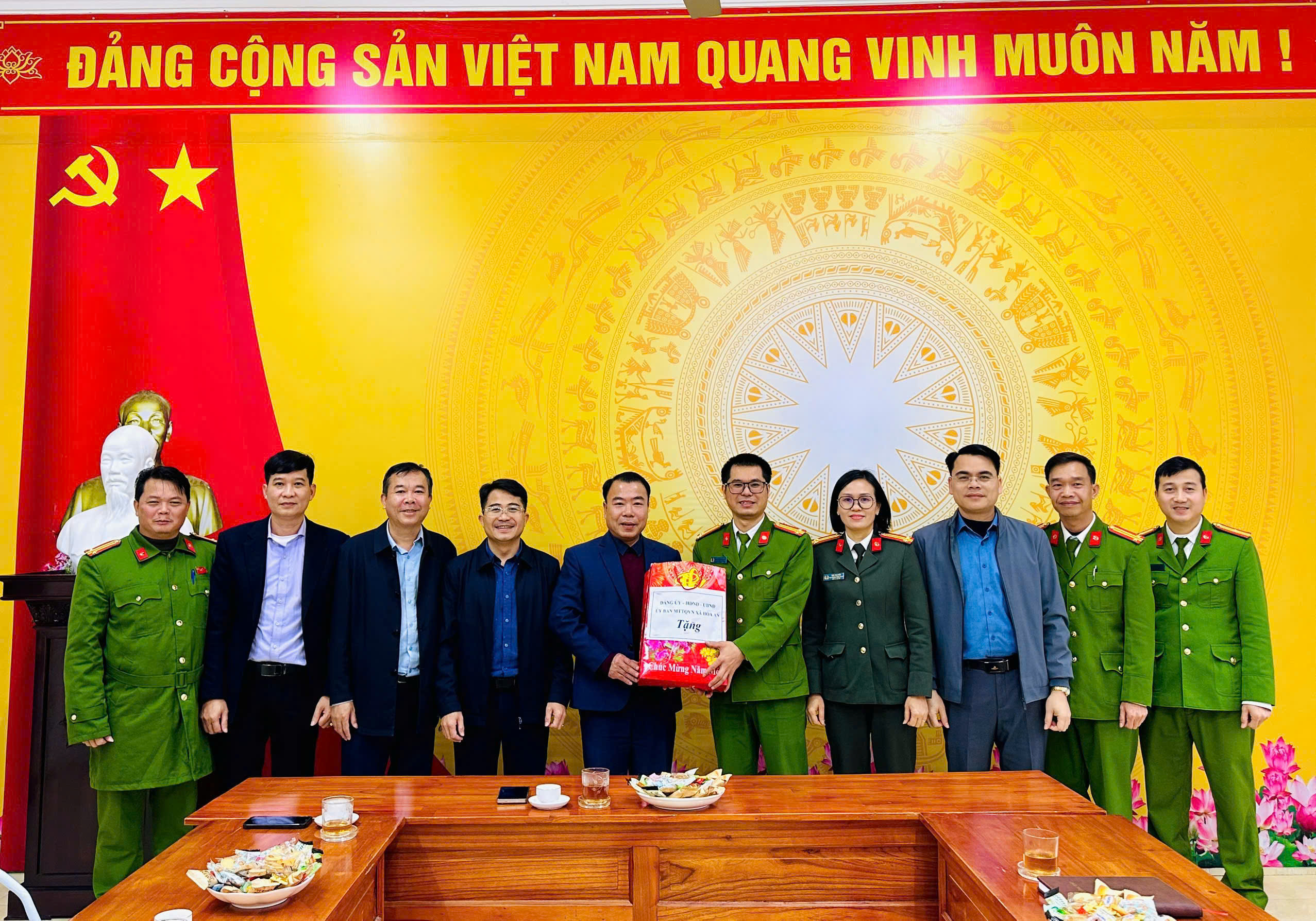 LÃNH ĐẠO XÃ THĂM, ĐỘNG VIÊN, CHÚC TẾT CÔNG AN XÃ HÒA AN