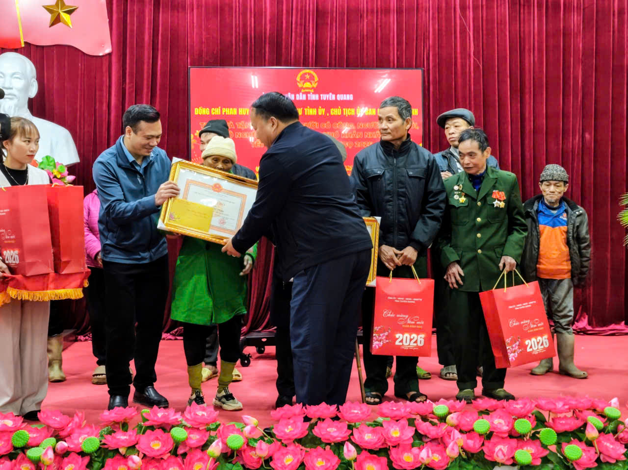 Đồng chí Chủ tịch UBND tỉnh thăm, tặng quà, chúc tết các gia đình chính sách tại xã Cao Bồ