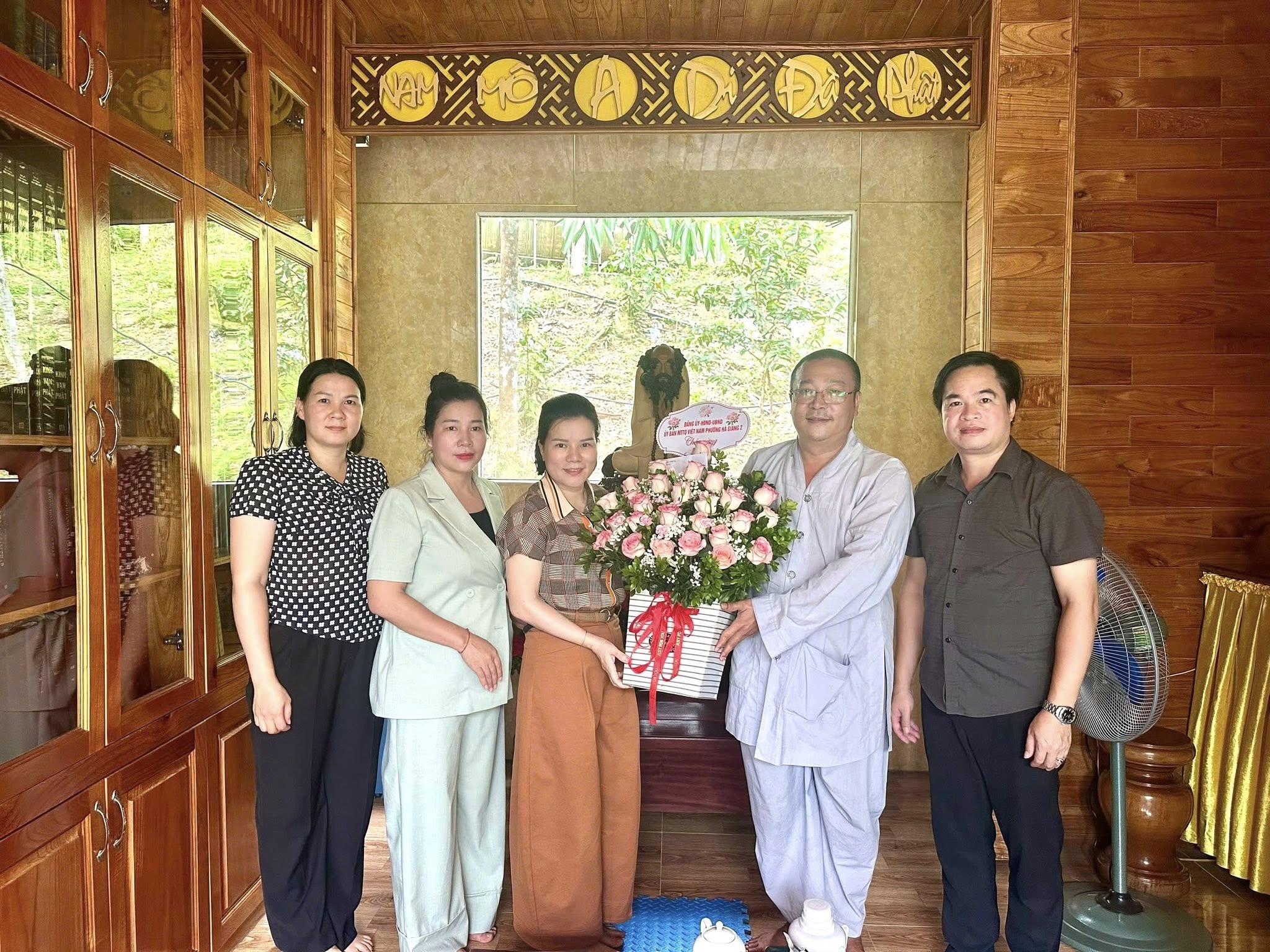 Đồng chí Phó Chủ tịch UBND phường Lã Thanh Huyền cùng đoàn đại biểu thăm, chúc mừng các cơ sở Phật giáo nhân dịp Đại lễ Phật đản năm 2026