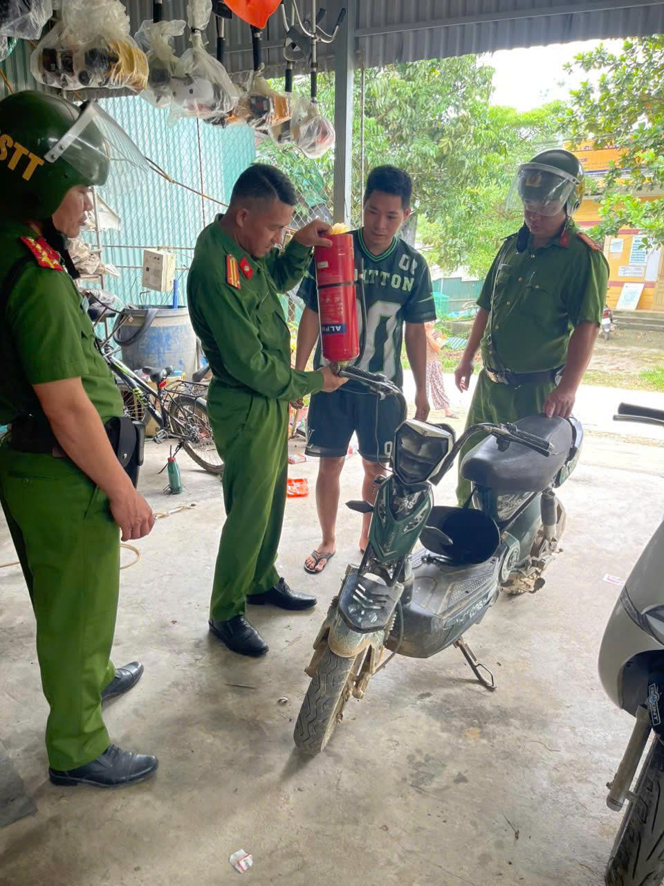 CÔNG AN XÃ LỰC HÀNH TĂNG CƯỜNG TUYÊN TRUYỀN, KIỂM TRA AN TOÀN PCCC VÀ CNCH TẠI CÁC CƠ SỞ KINH DOANH, SỬA CHỮA XE ĐIỆN