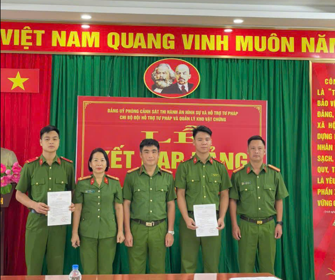 KẾT NẠP ĐẢNG VIÊN MỚI ĐỐI VỚI 02 QUẦN CHÚNG ƯU TÚ