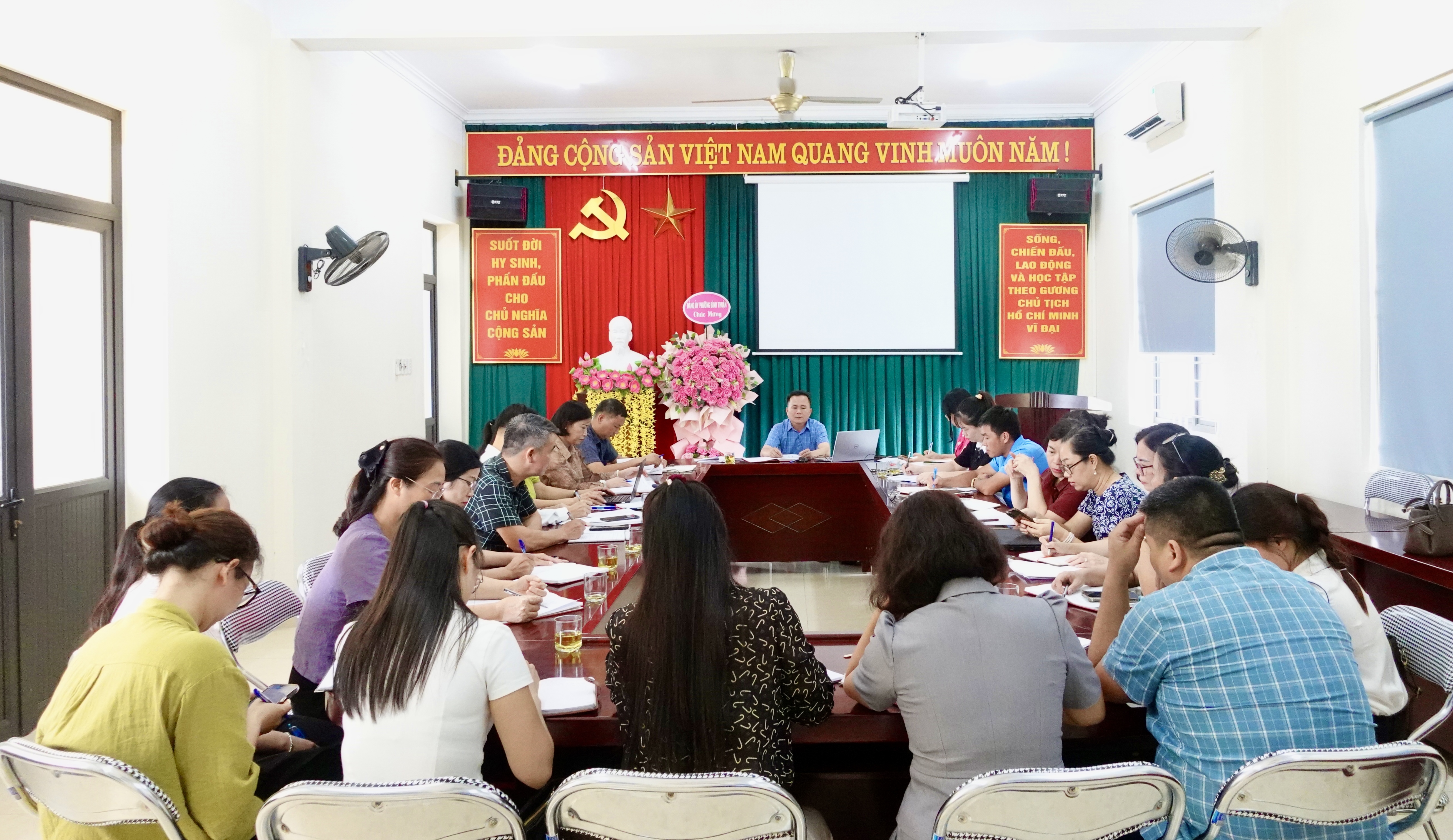 UBND phường Bình Thuận làm việc với các trường học về phương án sắp xếp mạng lưới cơ sở giáo dục
