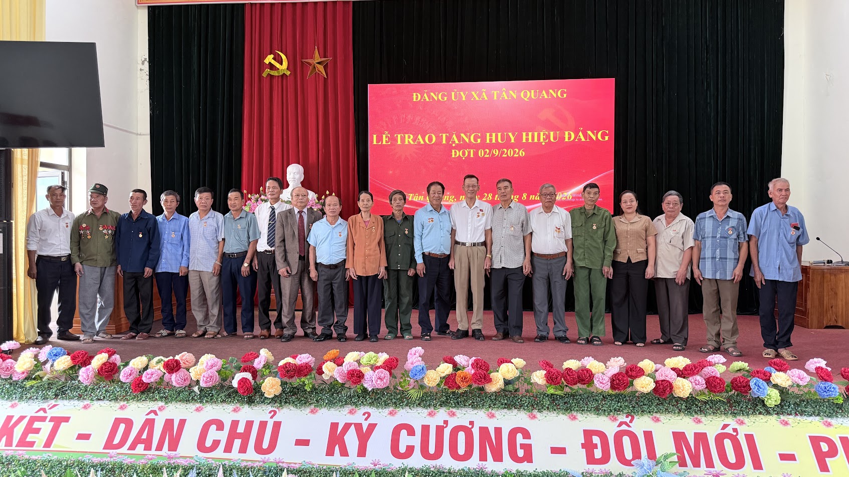 Đảng ủy xã Tân Quang Trao Huy hiệu Đảng cho 23 đảng viên đợt 2/9 