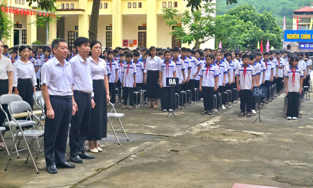 ĐỒNG CHÍ TRỊNH QUỐC SÁNG, PHÓ BÍ THƯ ĐẢNG ỦY, CHỦ TỊCH UBND XÃ DỰ CHÀO CỜ VÀ KIỂM TRA SĨ SỐ HỌC SINH ĐẦU NĂM HỌC TẠI TRƯỜNG THCS YÊN HƯƠNG