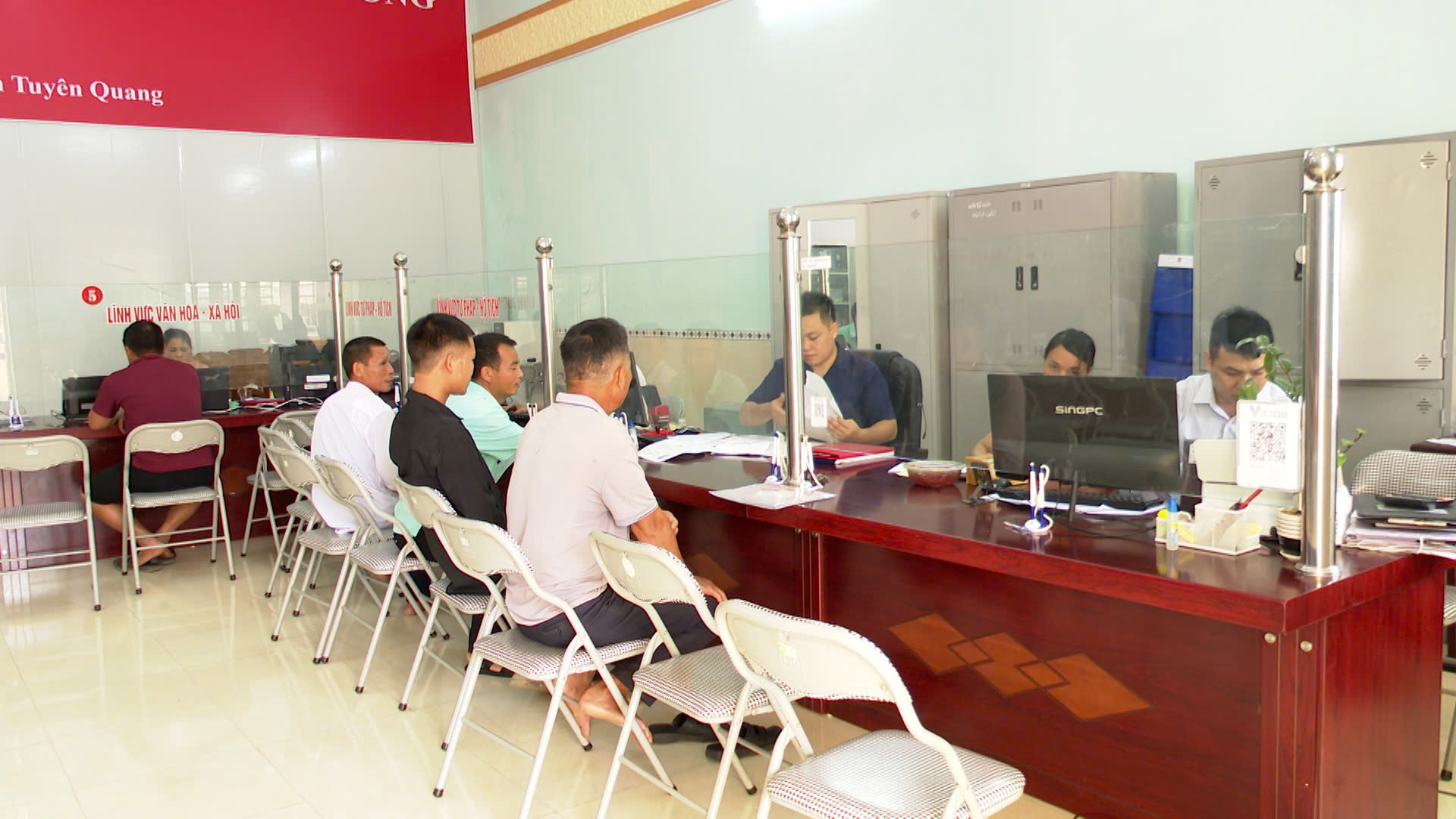 Trung tâm Phục vụ hành chính công xã Minh Quang lấy người dân làm trung tâm để phục vụ