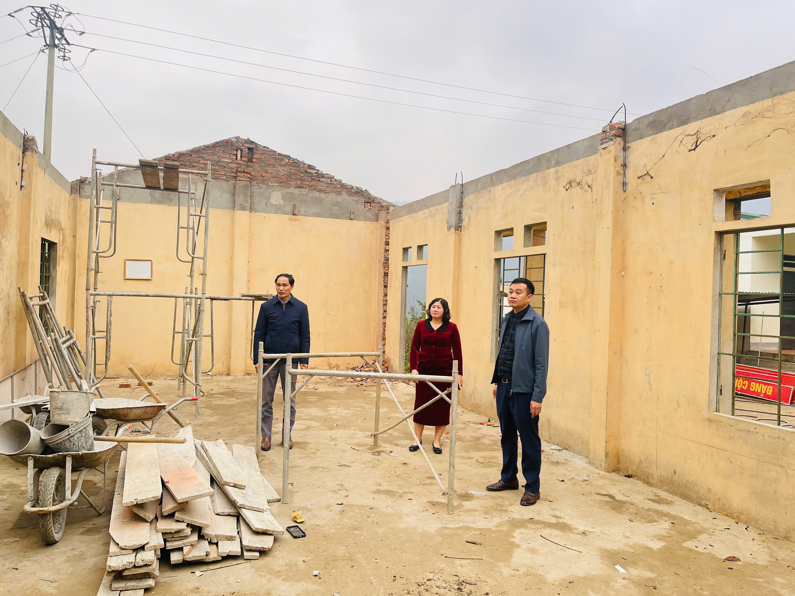 Các đồng chí lãnh đạo xã kiểm tra công tác xây dựng Nhà văn hóa thôn Khâu Mèng