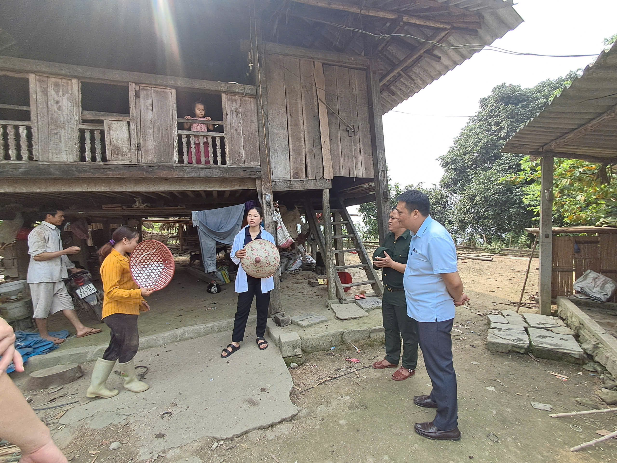 Chủ tịch UBND xã Nguyễn Văn Vinh kiểm tra, chỉ đạo triển khai nhiệm vụ phát triển kinh tế - xã hội tại thôn Hạ Sơn