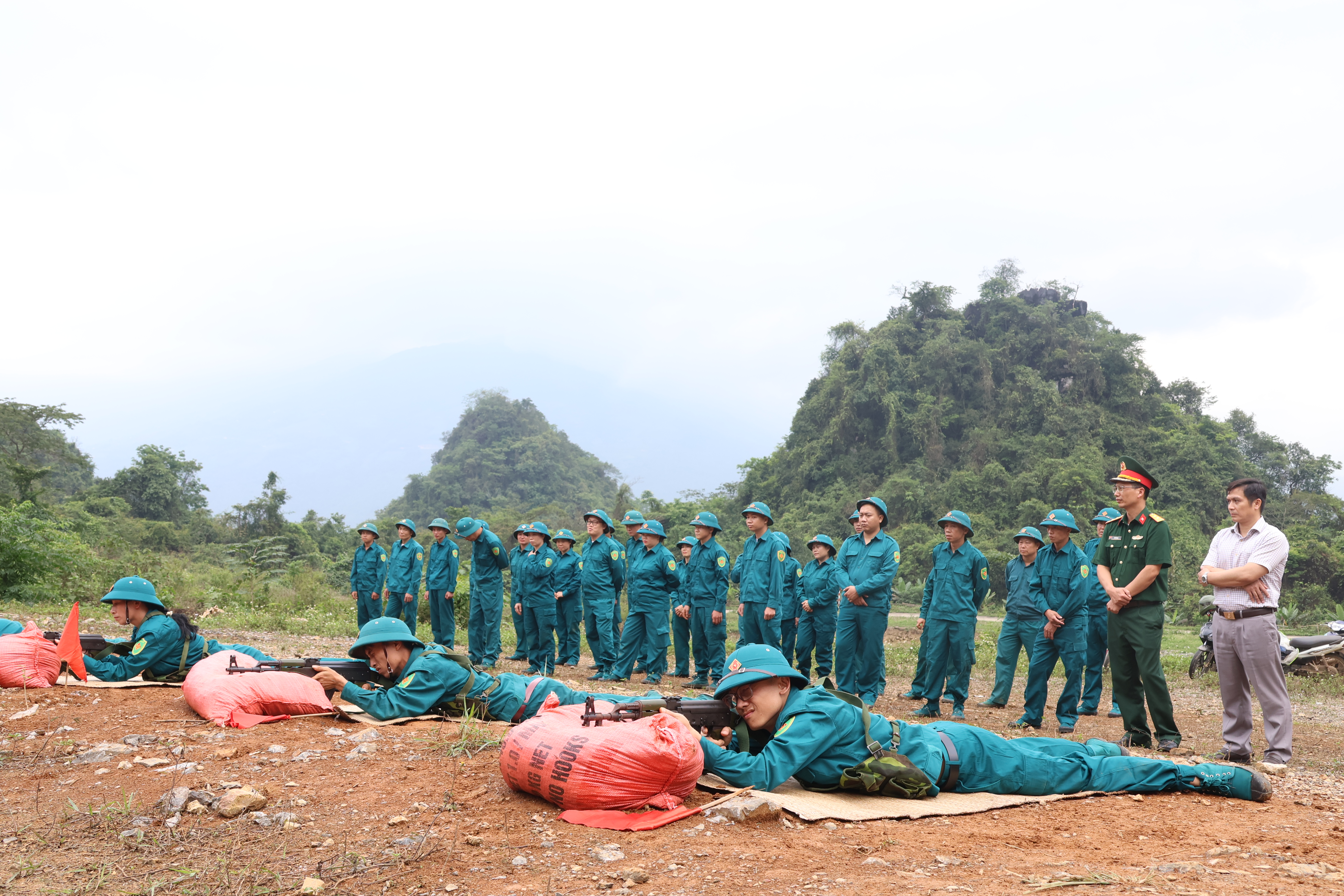 Chủ tịch UBND phường Hà Minh Mẫn thăm, động viên lực lượng dân quân tự vệ huấn luyện