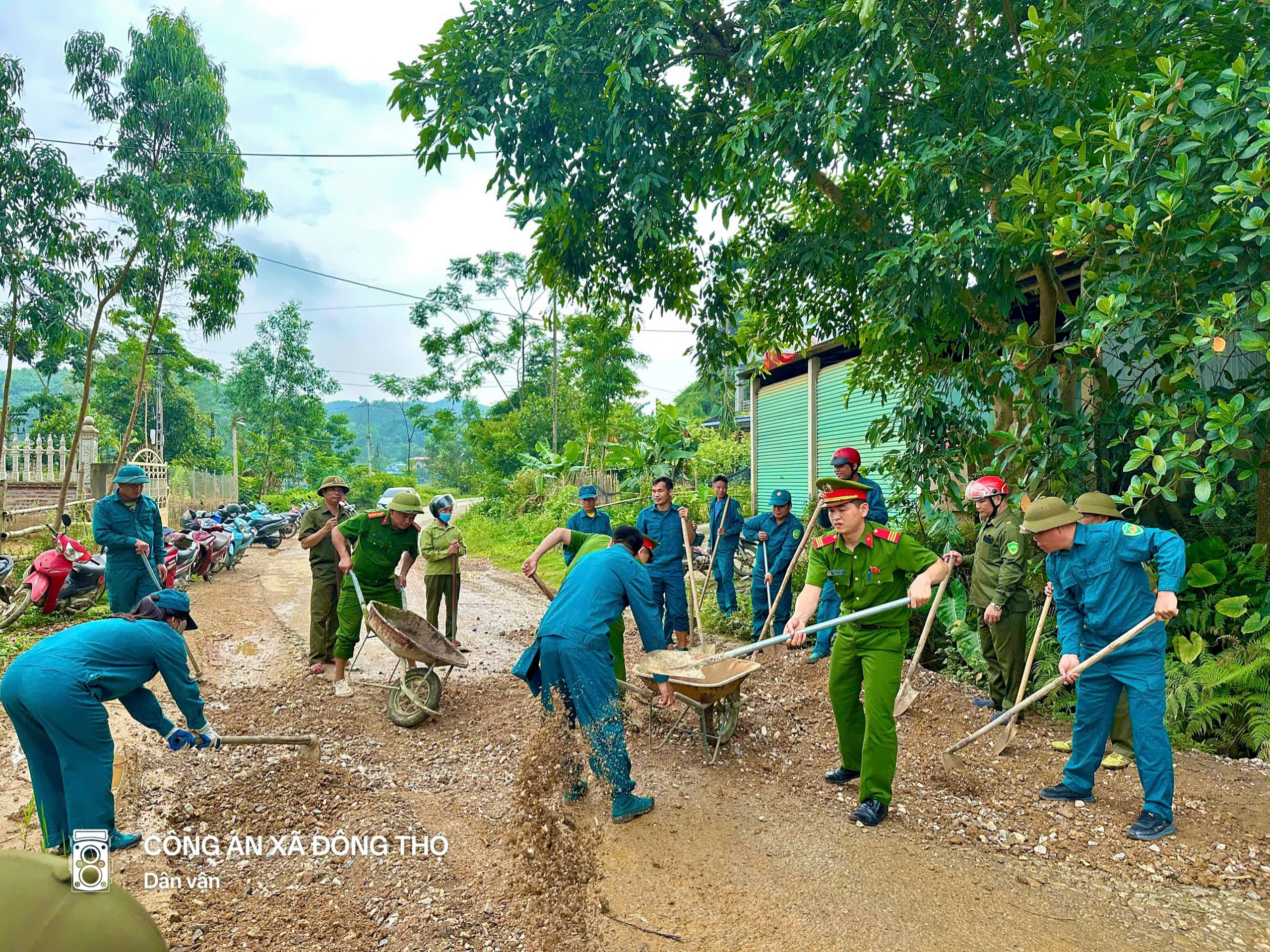 CÔNG AN XÃ ĐÔNG THỌ VÀ CÁC LỰC LƯỢNG CƠ SỞ CHUNG SỨC SỬA CHỮA TUYẾN ĐƯỜNG ĐT186