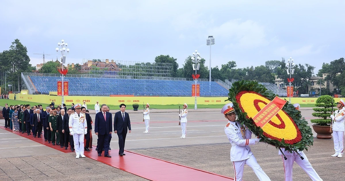 Party, State leaders pay tribute to President Ho Chi Minh