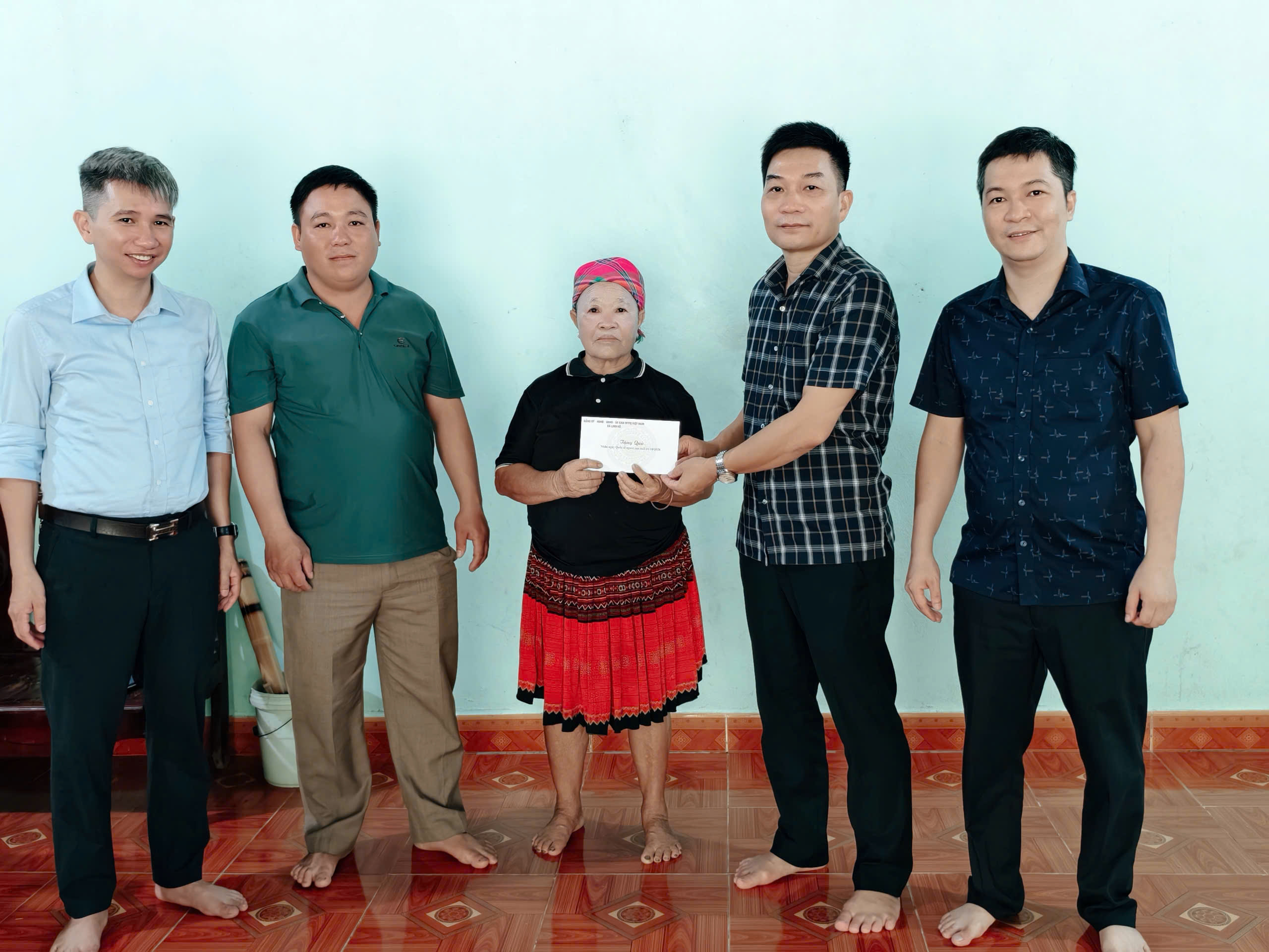 Lãnh đạo xã Linh Hồ thăm, tặng quà người cao tuổi nhân Ngày Quốc tế Người cao tuổi 1/10