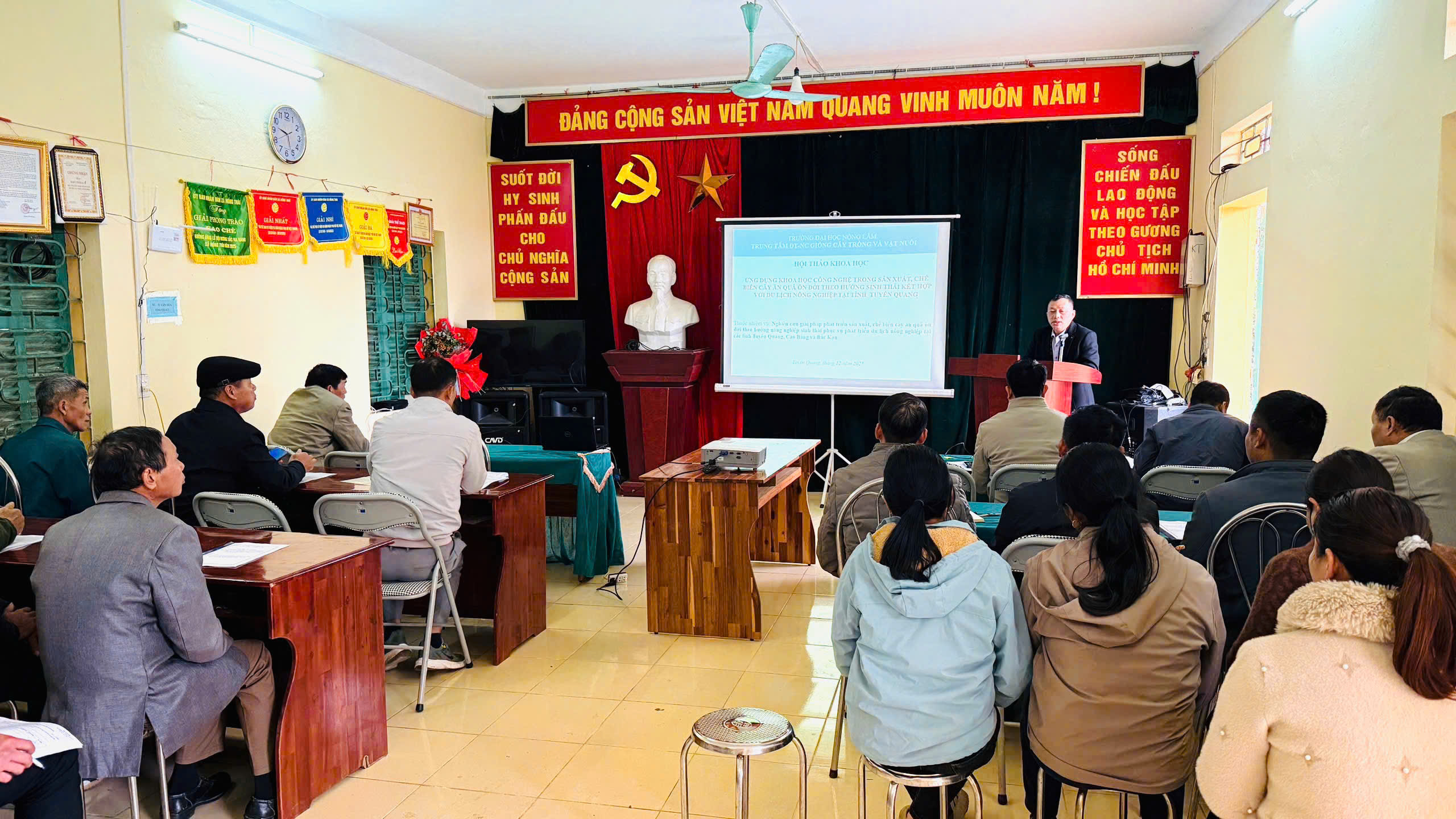 Ứng dụng khoa học công nghệ trong sản xuất chế biến cây ăn quả ôn đới ở Hồng Thái