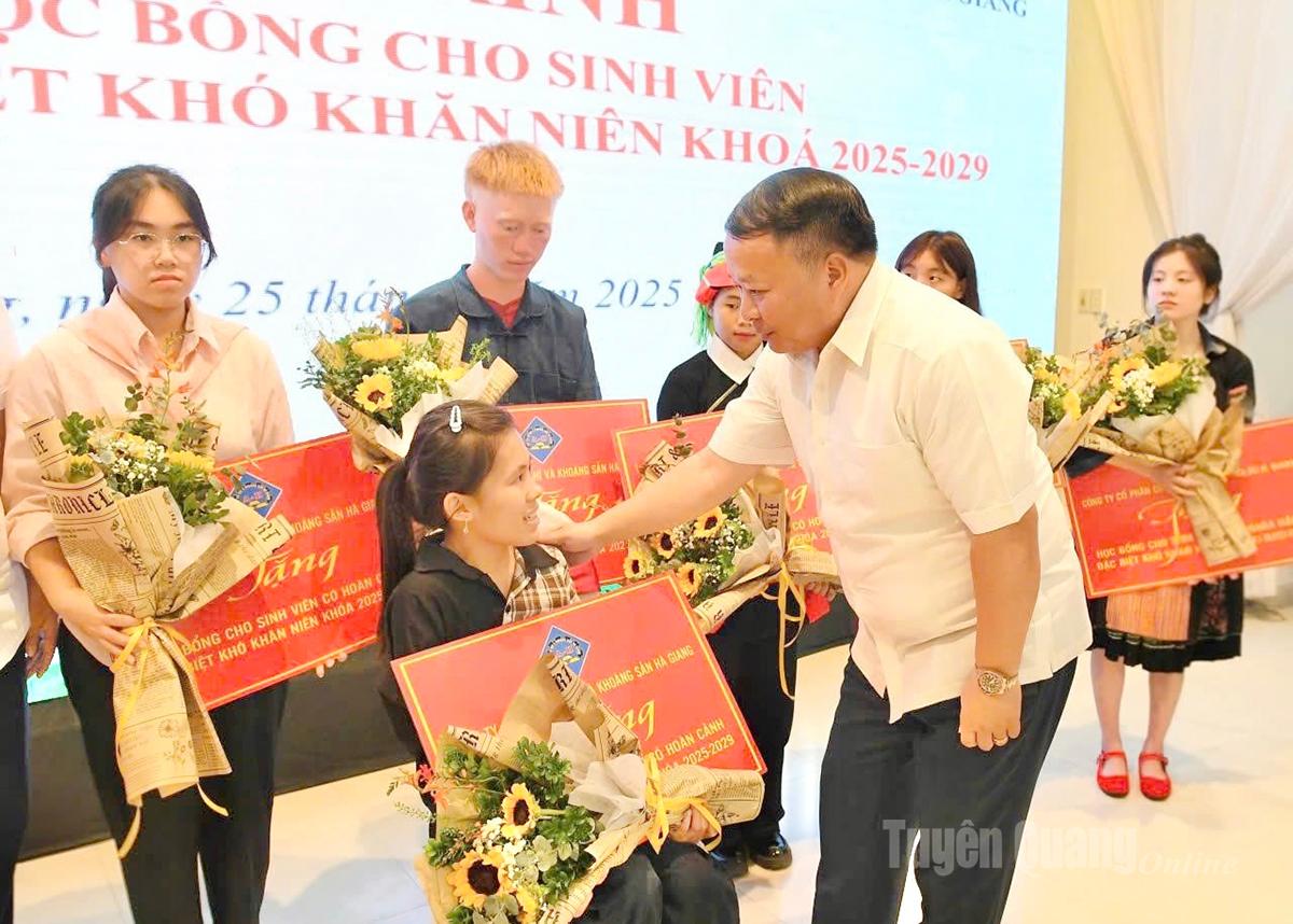Nâng bước tương lai học sinh nghèo vượt khó