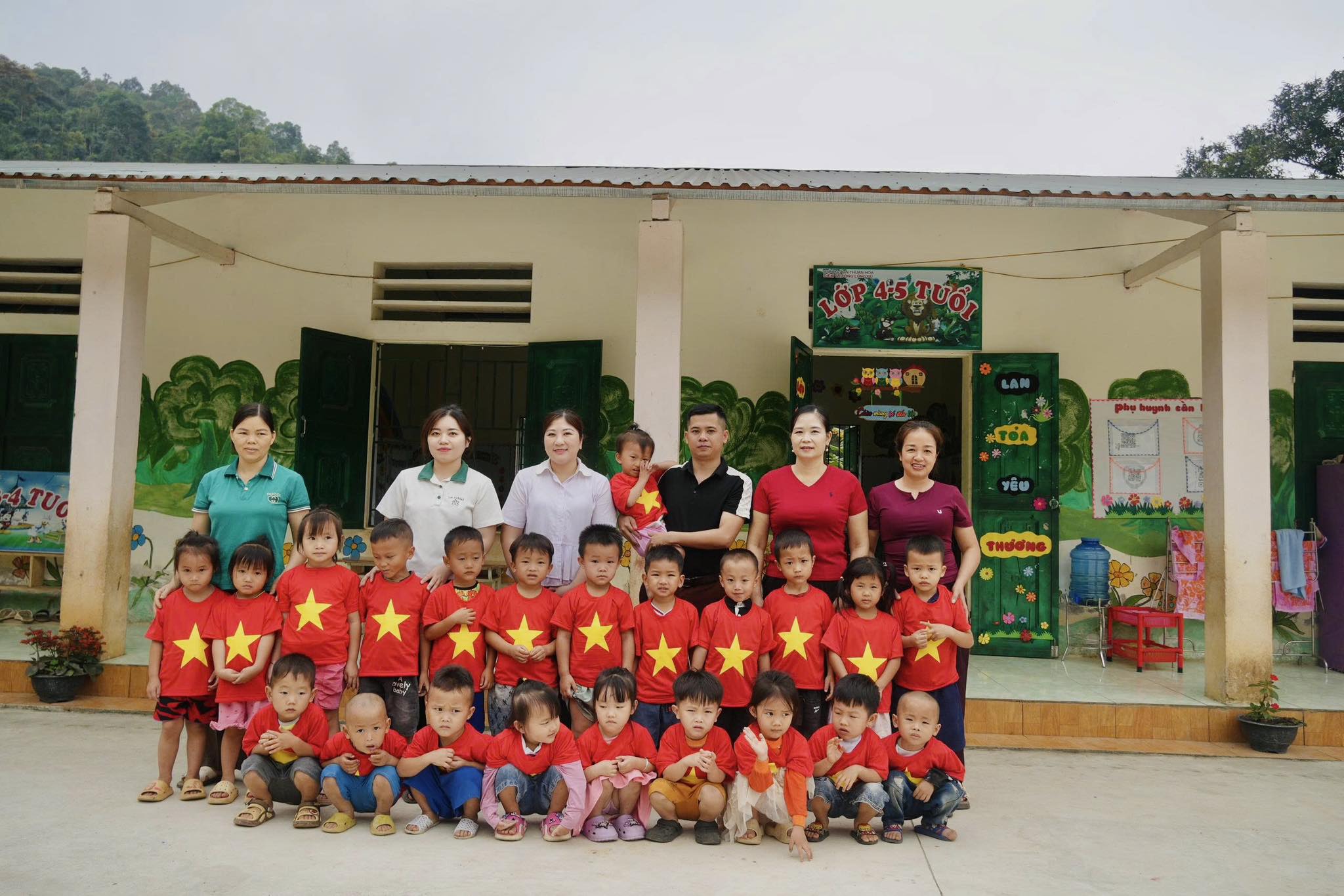 Trao tặng gần 300 áo cờ Tổ quốc cho các em học sinh mầm non