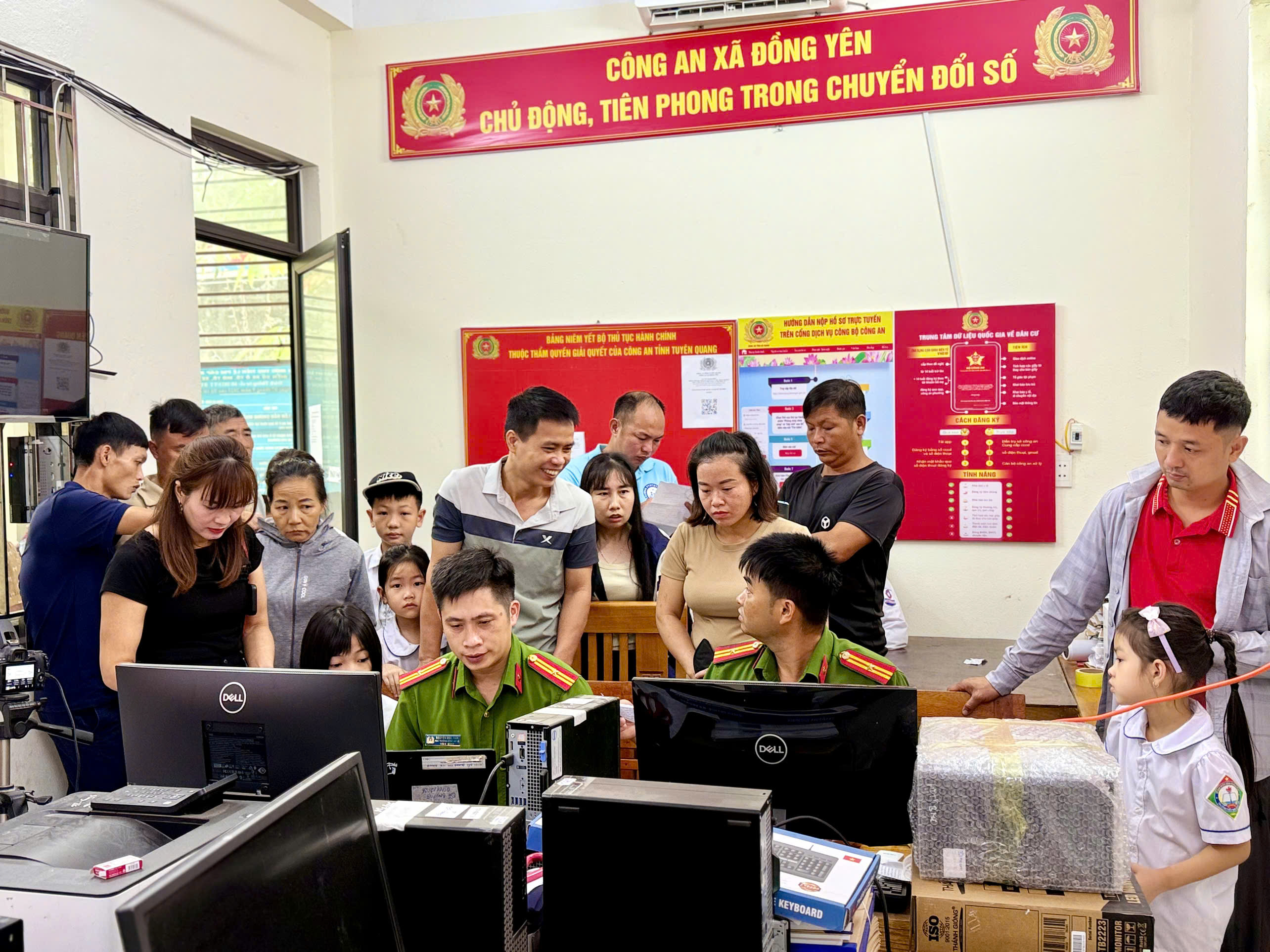 CÔNG AN XÃ ĐỒNG YÊN TÍCH CỰC HỖ TRỢ NHÂN DÂN THỰC HIỆN CẤP CĂN CƯỚC VÀ ĐỊNH DANH ĐIỆN TỬ CHO MỌI LỨA TUỔI