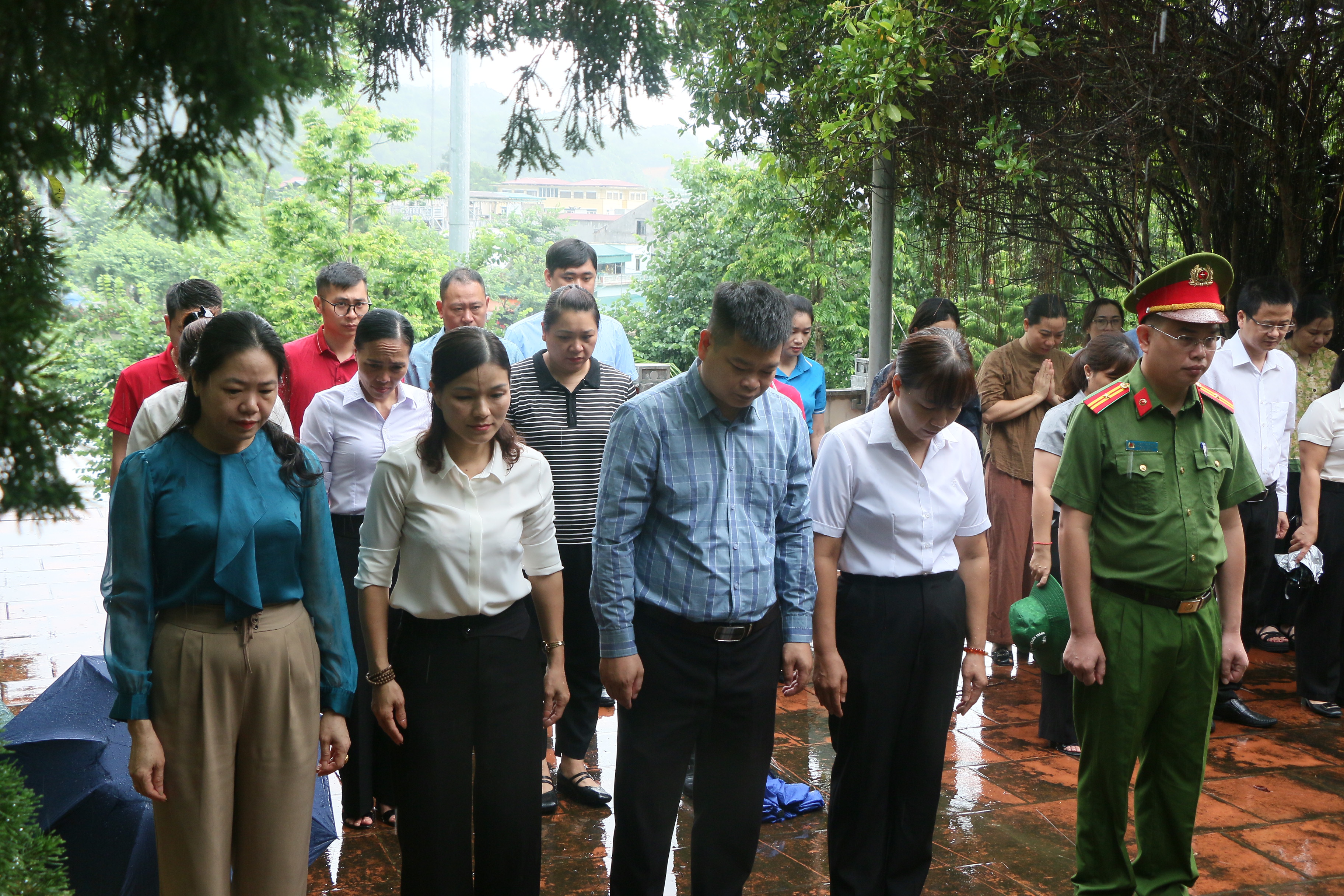 Xã Nà Hang viếng nghĩa trang liệt sỹ nhân dịp kỷ niệm 78 năm này thương liệt sỹ 27/7