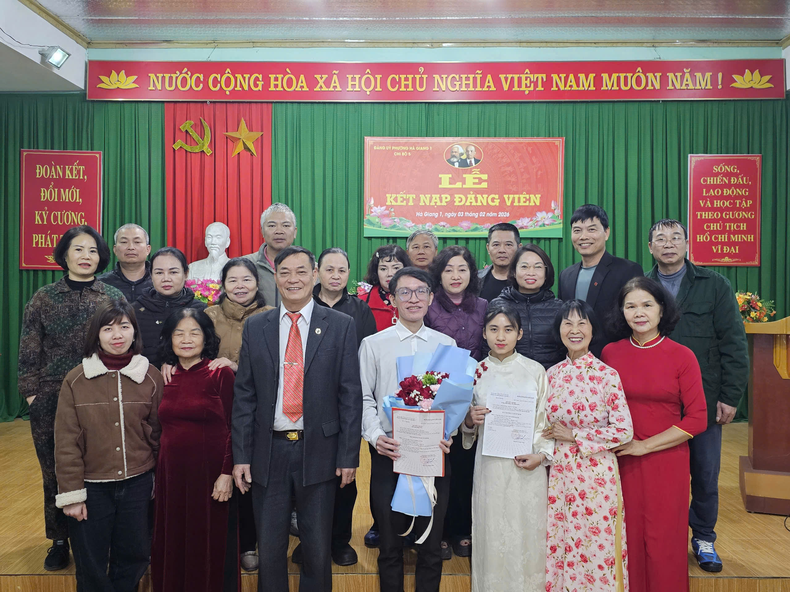 CHI BỘ TỔ DÂN PHỐ 5, PHƯỜNG HÀ GIANG 1 TỔ CHỨC LỄ KẾT NẠP ĐẢNG VIÊN MỚI NHÂN KỶ NIỆM 96 NĂM NGÀY THÀNH LẬP ĐẢNG (3/2).