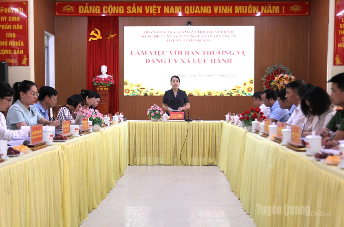 Đồng chí Lý Thị Lan, Ủy viên Ban Thường vụ Tỉnh ủy, Phó Trưởng đoàn ĐBQH chuyên trách khóa XVI tỉnh làm việc với Ban Thường vụ Đảng ủy xã Lực Hành