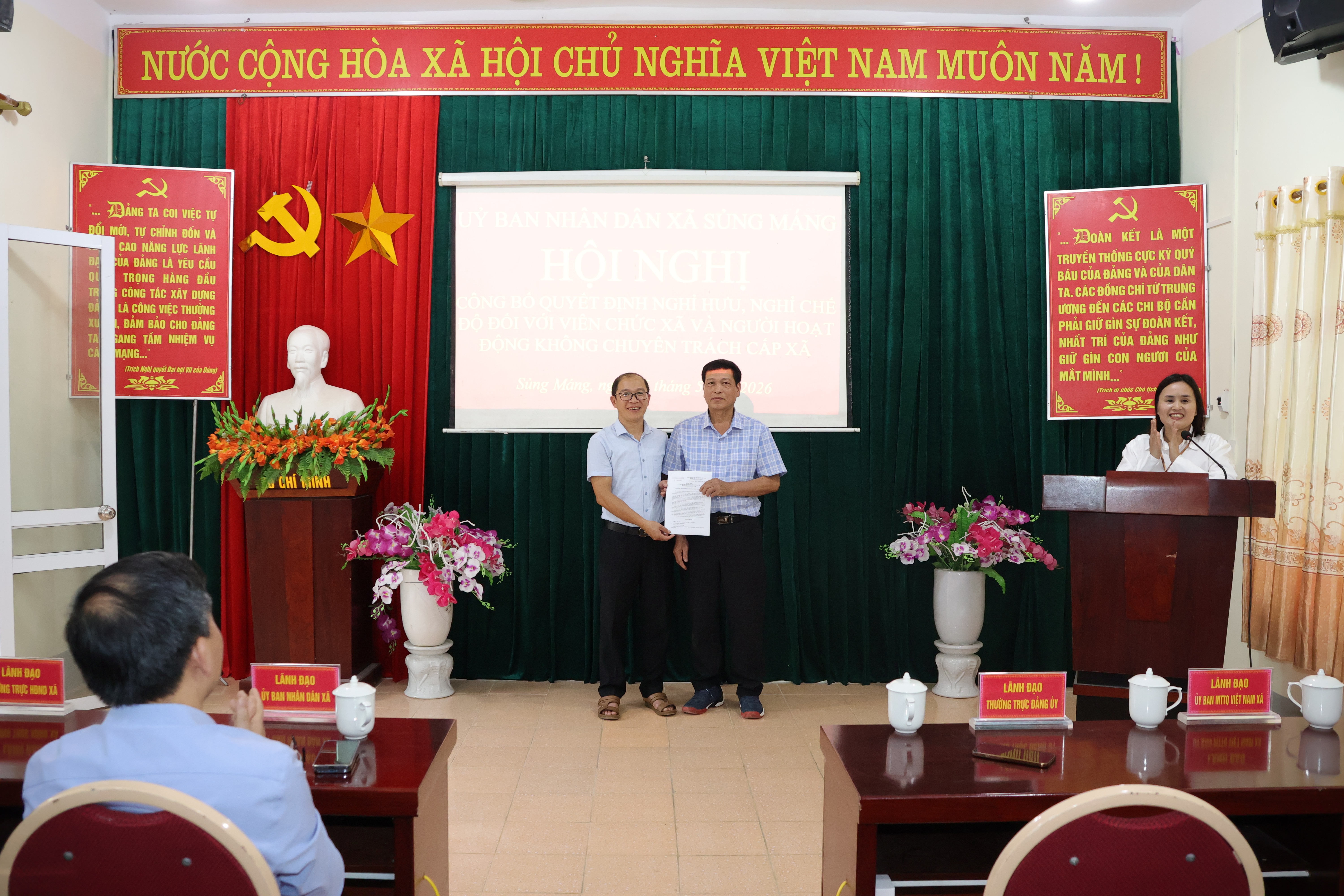 Sủng Máng công bố quyết định công tác cán bộ, gặp mặt cán bộ nghỉ hưu và nghỉ chế độ