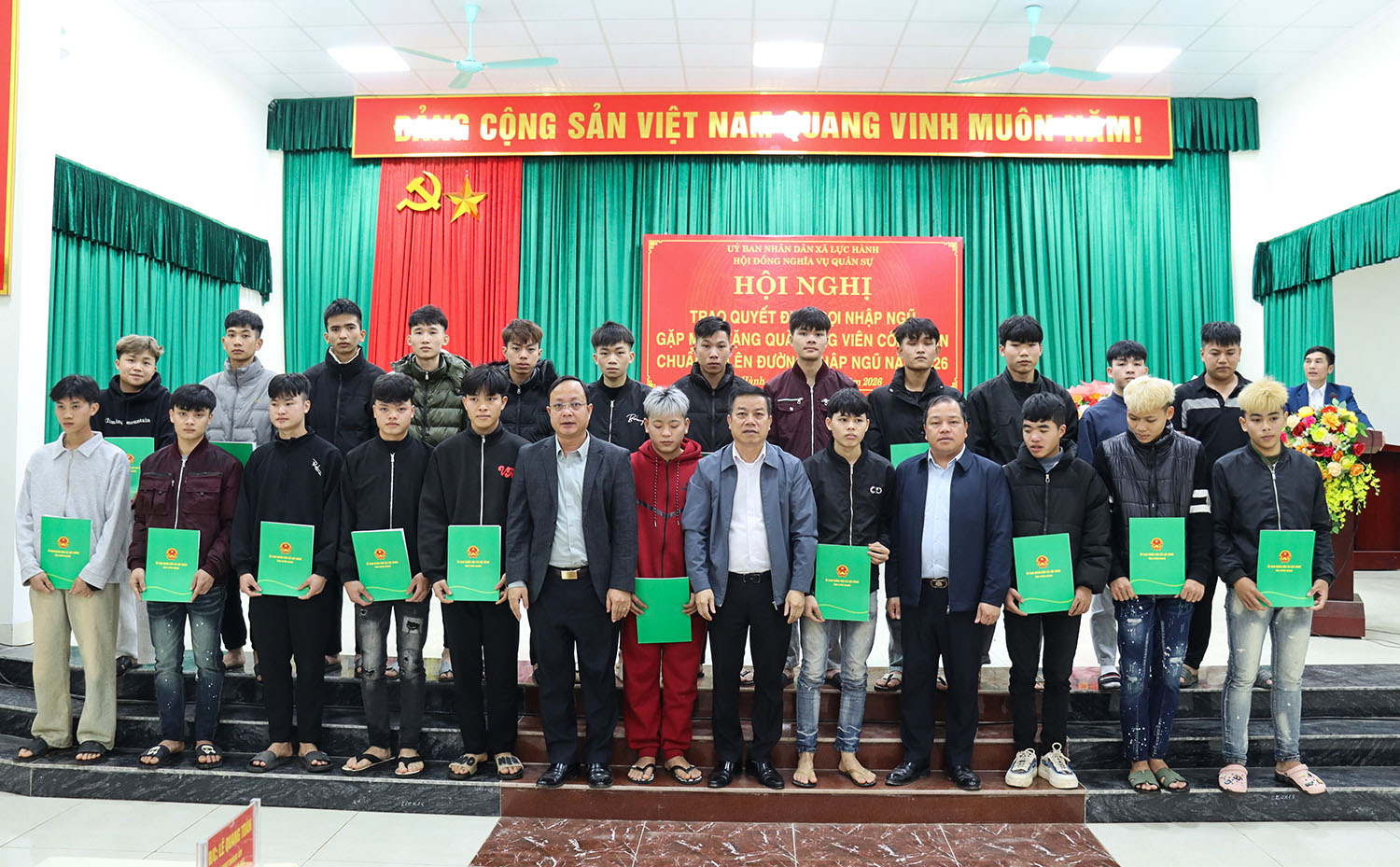 Xã Lực Hành gặp mặt, tặng quà, trao Quyết định gọi công dân nhập ngũ năm 2026