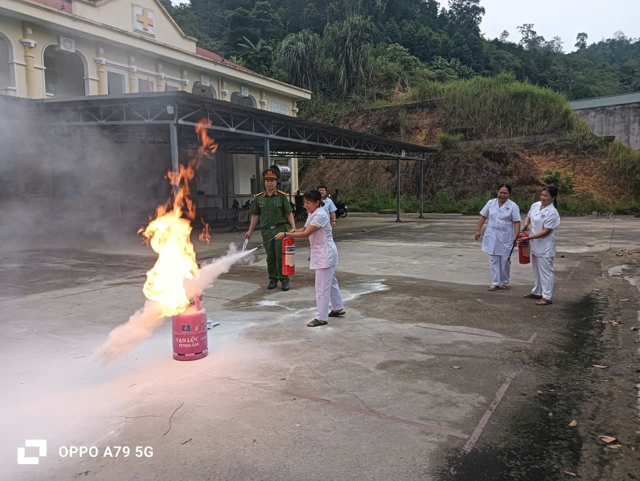 CÔNG AN XÃ YÊN HOA TỔ CHỨC TUYÊN TRUYỀN PHÁP LUẬT VÀ THỰC HÀNH TRẢI NGHIỆM PHÒNG CHÁY, CHỮA CHÁY
