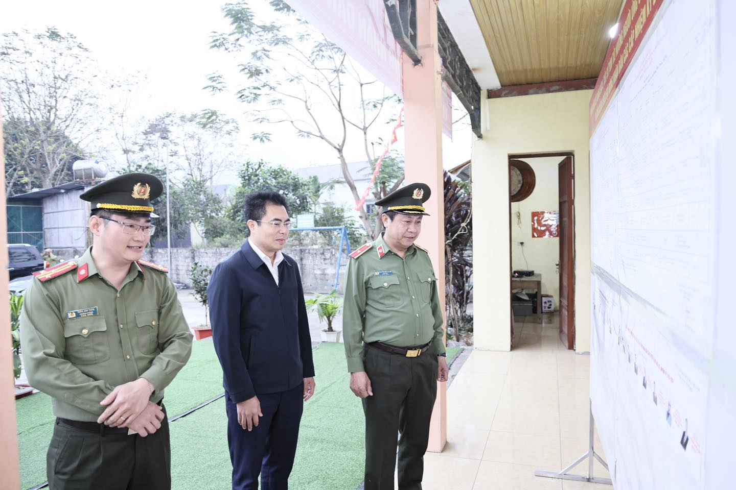 GIÁM ĐỐC CÔNG AN TỈNH DỰ KHAI MẠC BẦU CỬ TẠI XÃ TÂN THANH