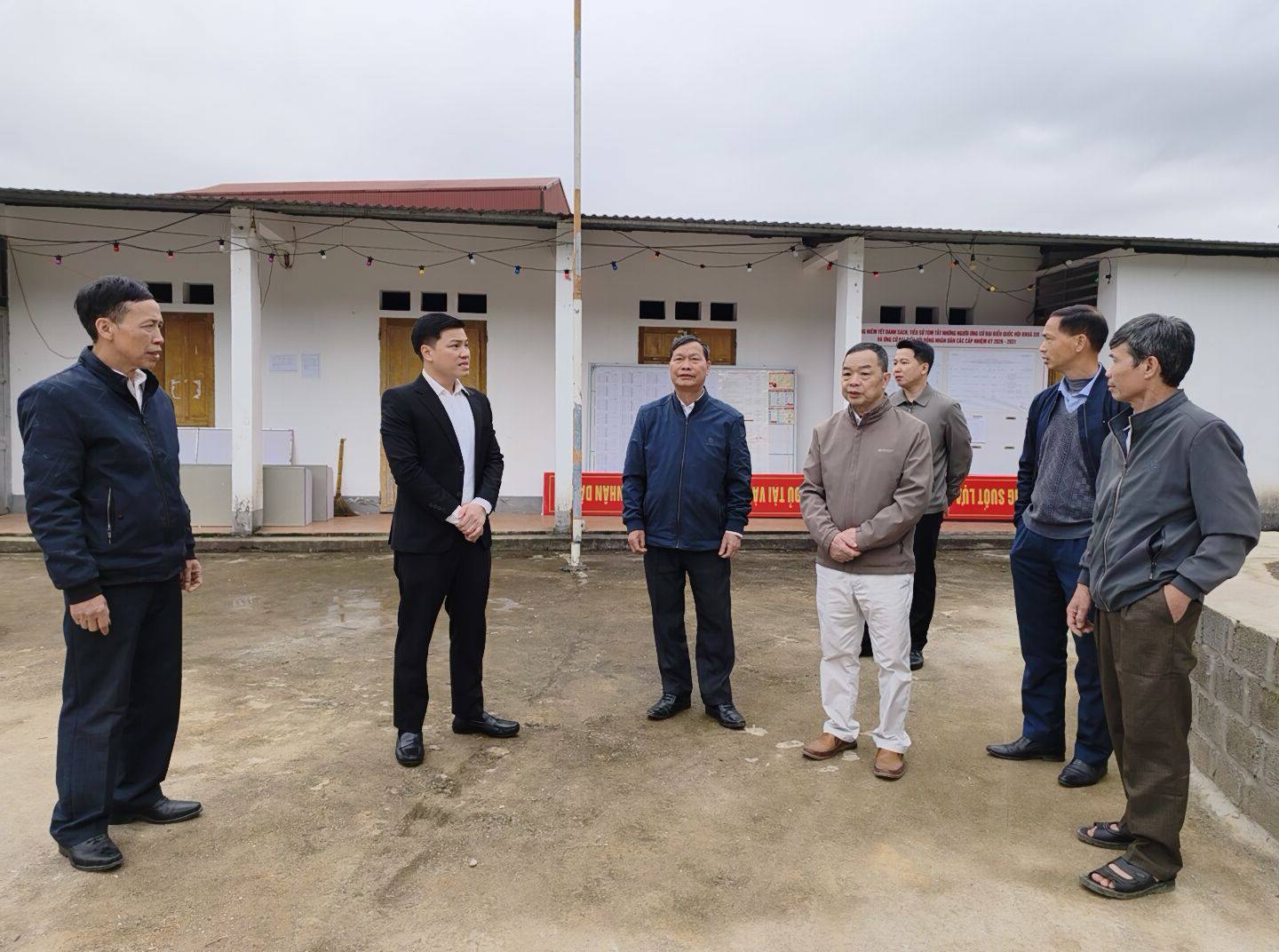 Lãnh đạo xã Quản Bạ kiểm tra công tác chuẩn bị bầu cử tại các điểm bầu cử trên địa bàn xã