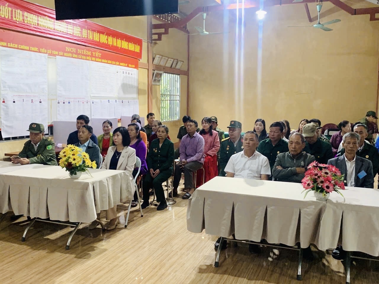 Đồng chí Phó Bí thư Thường trực Đảng ủy xã dự khai mạc tại khu vực bỏ phiếu số 13, đơn vị bầu cử số 4, xã Bình Ca