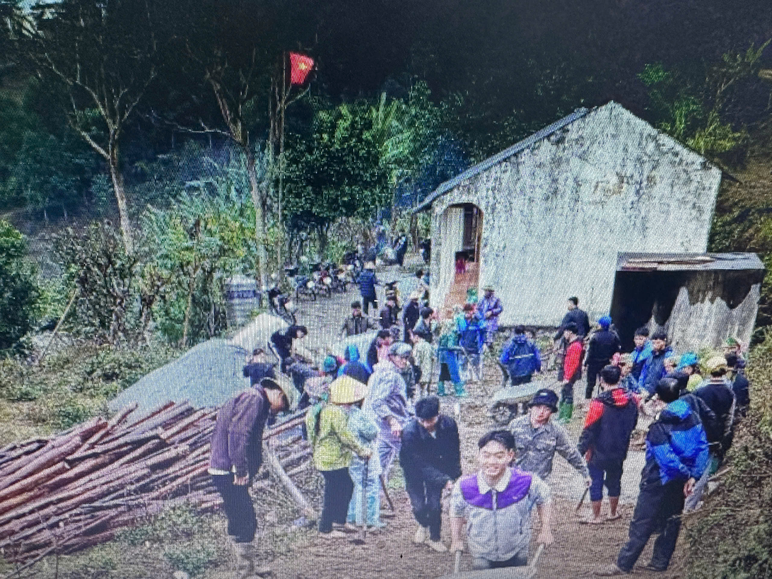 Ra quân đổ đường bê tông chào mừng đại hội điểm chi bộ thôn Nà Đén