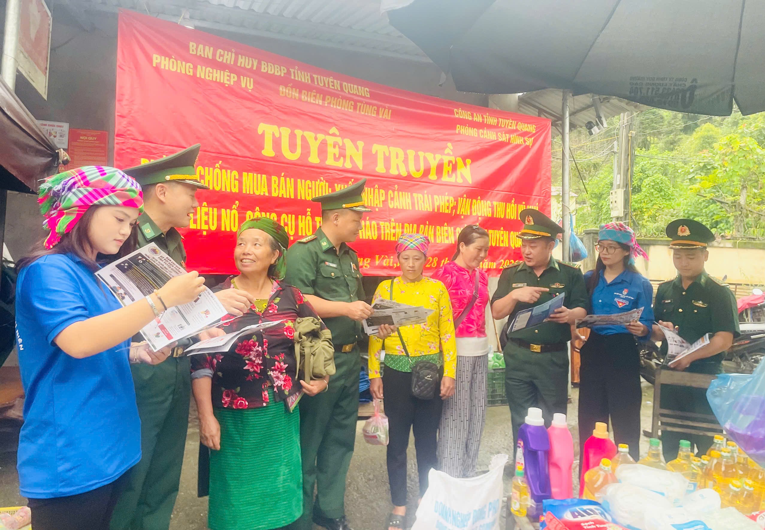 Biên phòng tỉnh Tuyên Quang tuyên truyền lưu động, nâng cao nhận thức về pháp luật cho nhân dân khu vực biên giới tại xã Tùng Vài