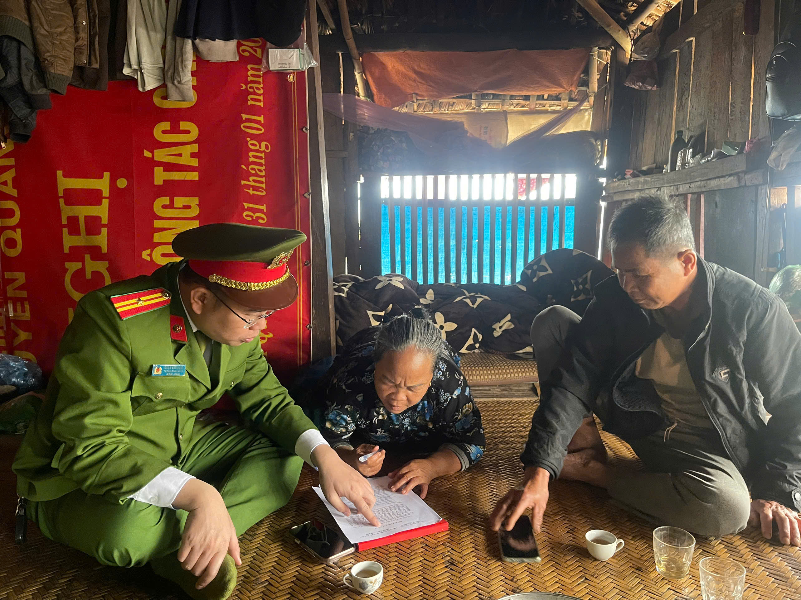 TỪ NGHỊ QUYẾT ĐẾN NHỮNG VIỆC LÀM VÌ NHÂN DÂN - DẤU ẤN CHI BỘ CÔNG AN XÃ NÀ HANG TRONG XÂY DỰNG LỰC LƯỢNG CÔNG AN CƠ SỞ