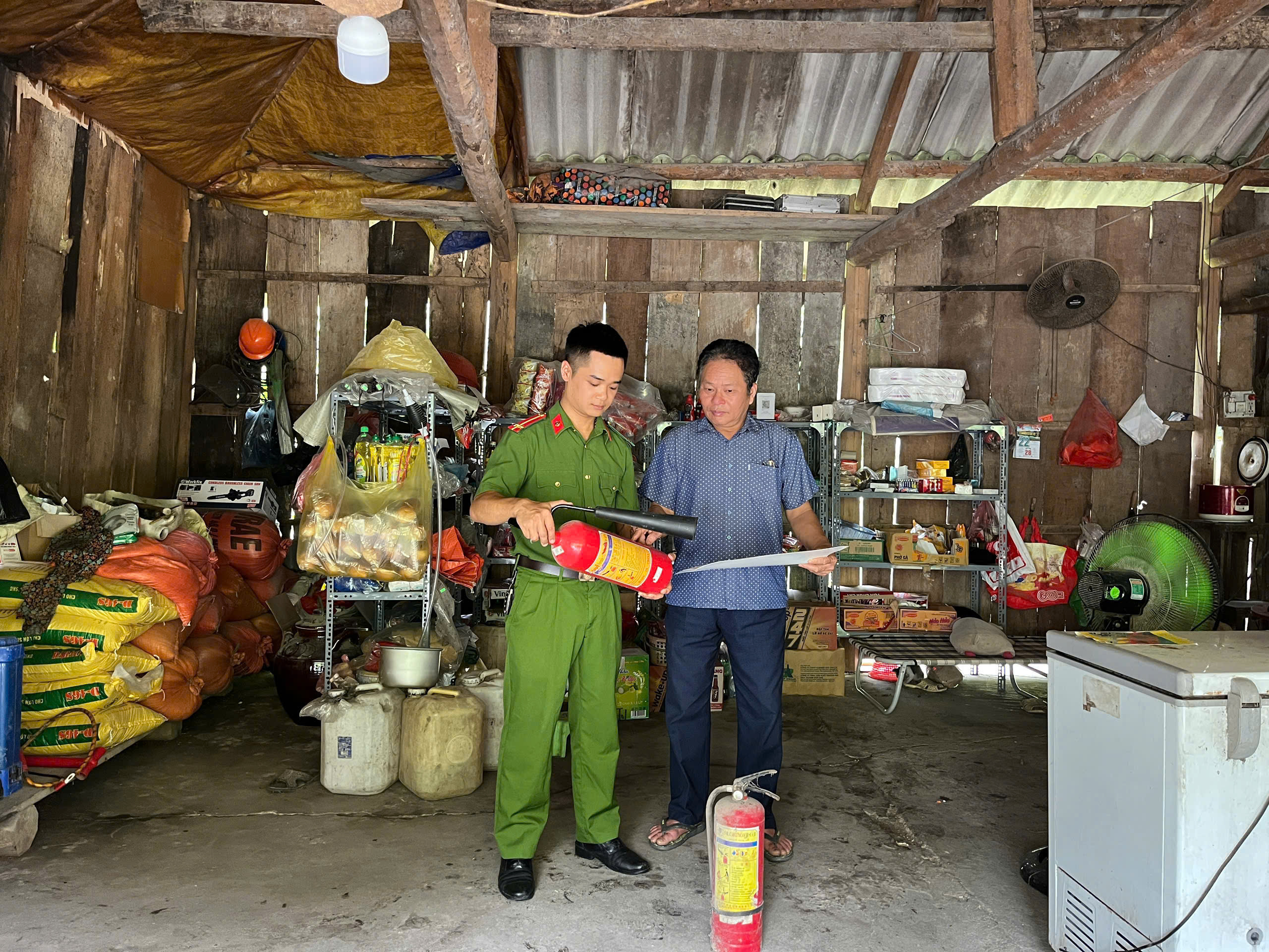 Công an xã Cao Bồ tuyên truyền, hướng dẫn kỹ năng sử dụng bình chữa cháy và kỹ năng thoát nạn tại các hộ kinh doanh kết hợp nhà ở