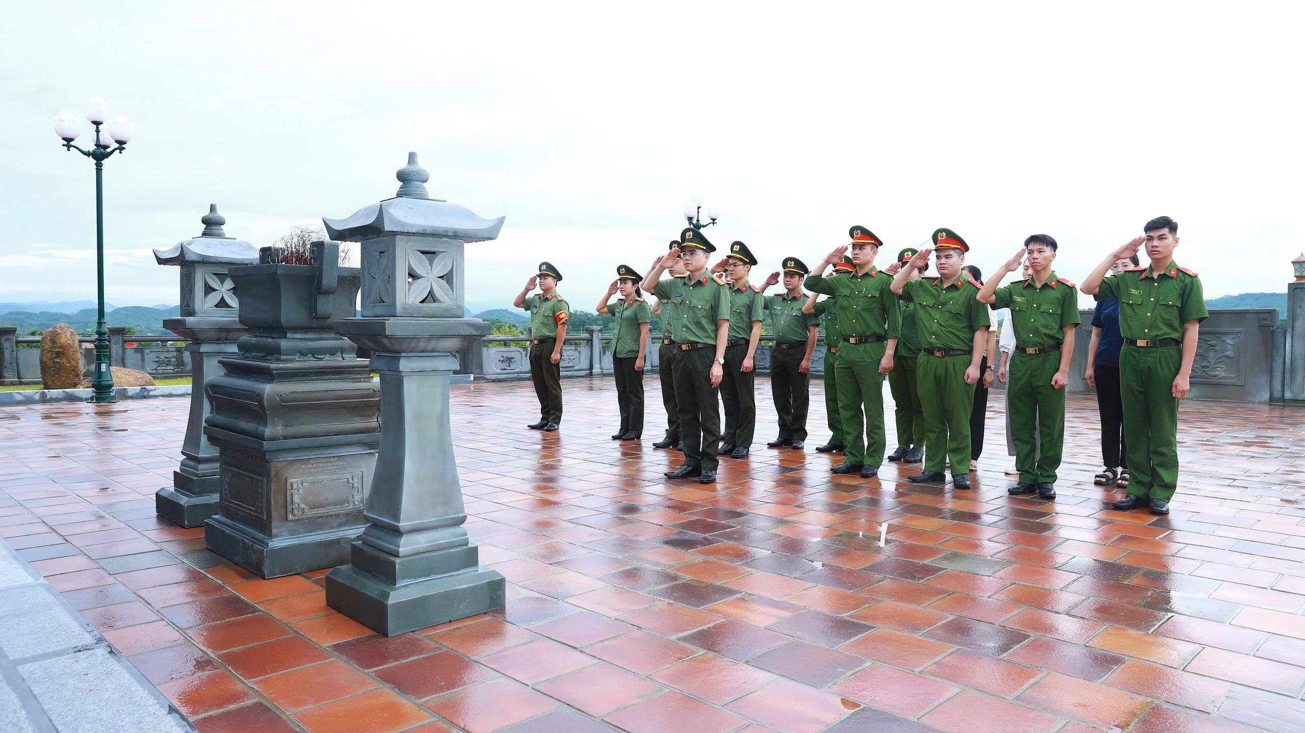 GIÁO DỤC TRUYỀN THỐNG CHO HỌC VIÊN LỚP BỒI DƯỠNG NHẬN THỨC VỀ ĐẢNG