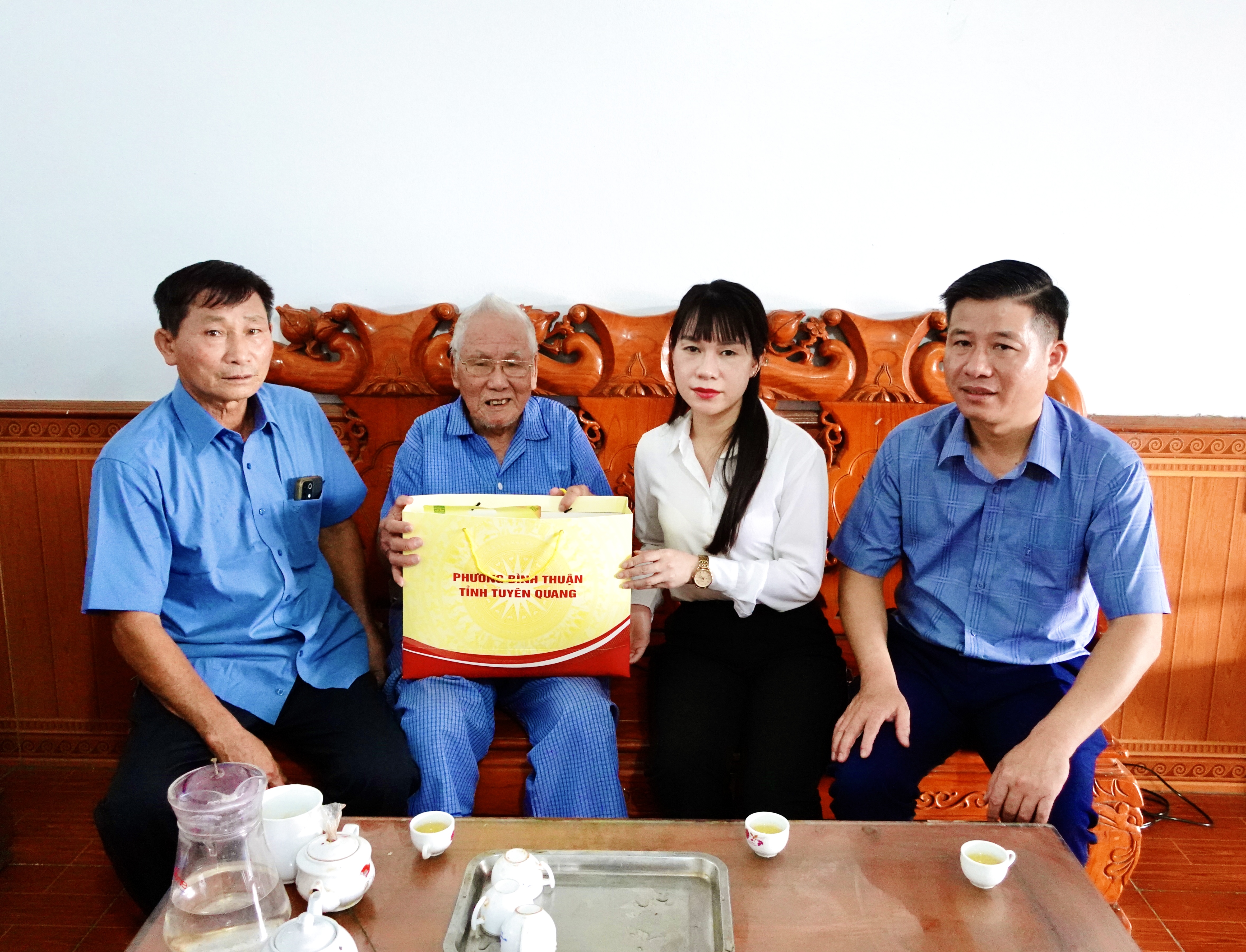 ĐỒNG CHÍ PHẠM THỊ KIỀU TRANG, BÍ THƯ ĐẢNG ỦY, CHỦ TỊCH HĐND PHƯỜNG THĂM, TẶNG QUÀ NGƯỜI CÓ CÔNG VỚI CÁCH MẠNG VÀ THÂN NHÂN LIỆT SĨ