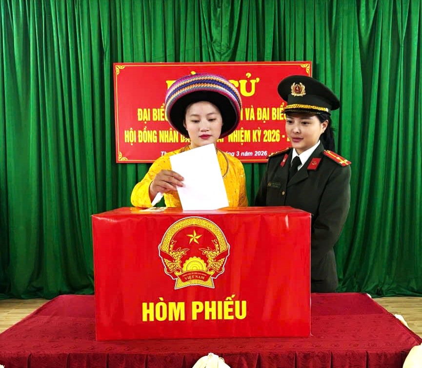CÔNG AN XÃ THANH THỦY ĐỒNG HÀNH CÙNG CỬ TRI TRONG NGÀY BẦU CỬ