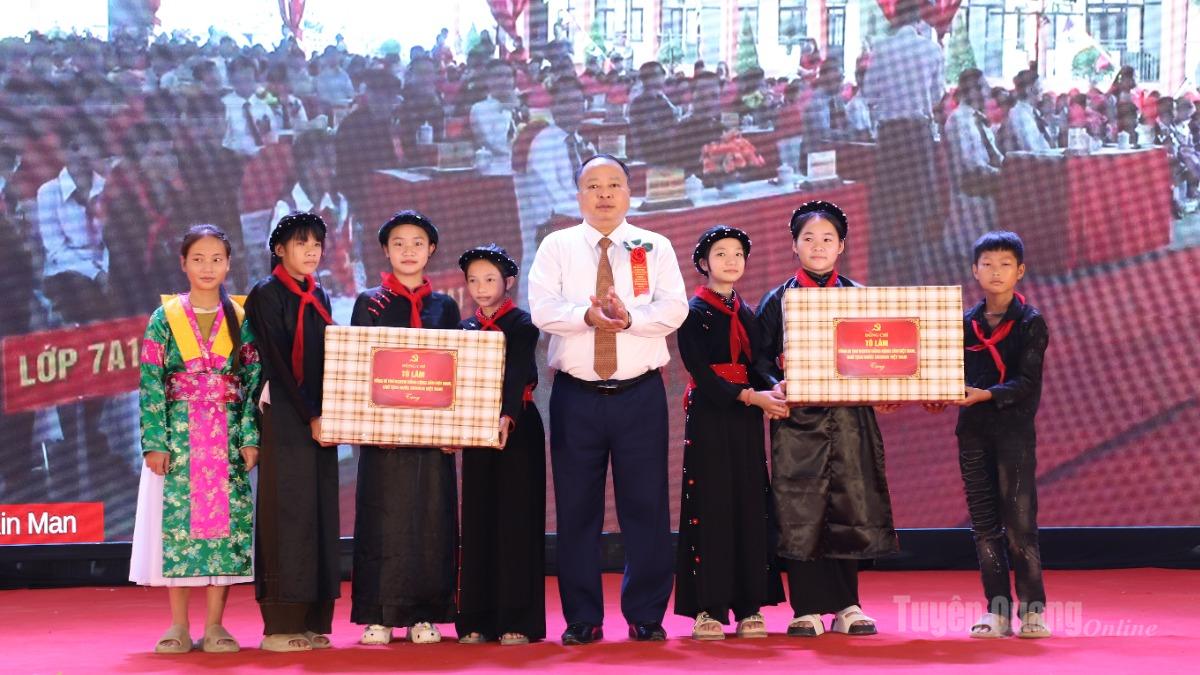 Chủ tịch UBND tỉnh Phan Huy Ngọc dự Lễ khai giảng tại Trường Phổ thông nội trú Tiểu học và THCS Minh Tân