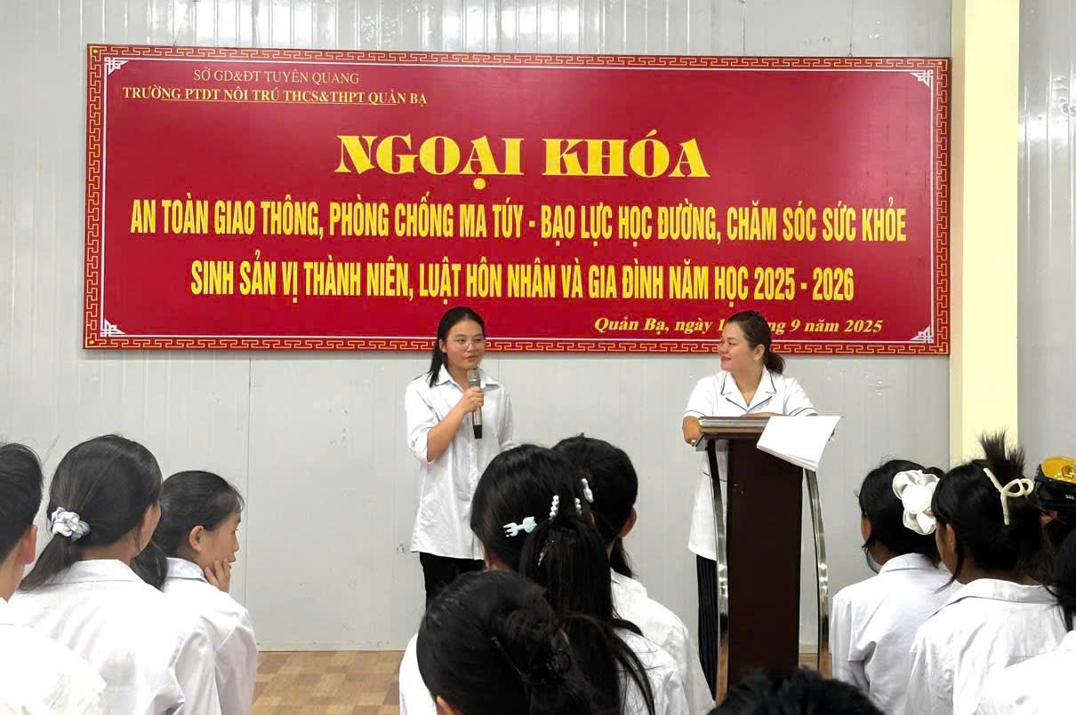 Trung tâm Y tế khu vực Quản Bạ phối hợp truyền thông chăm sóc sức khỏe sinh sản vị thành niên, thanh niên trong trường học