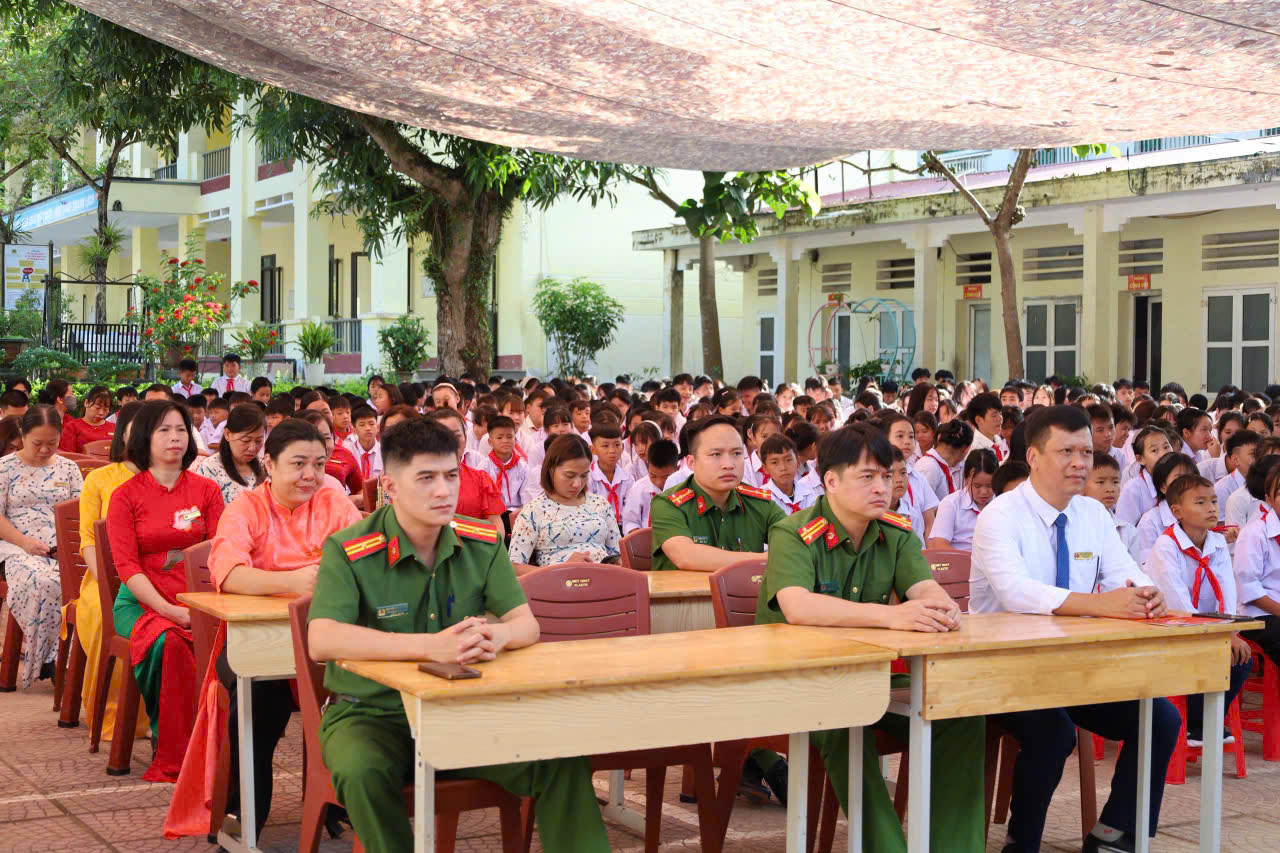 PHÒNG CẢNH SÁT KINH TẾ TUYÊN TRUYỀN PHÁP LUẬT CHO HƠN 700 HỌC SINH, GIÁO VIÊN XÃ MINH NGỌC
