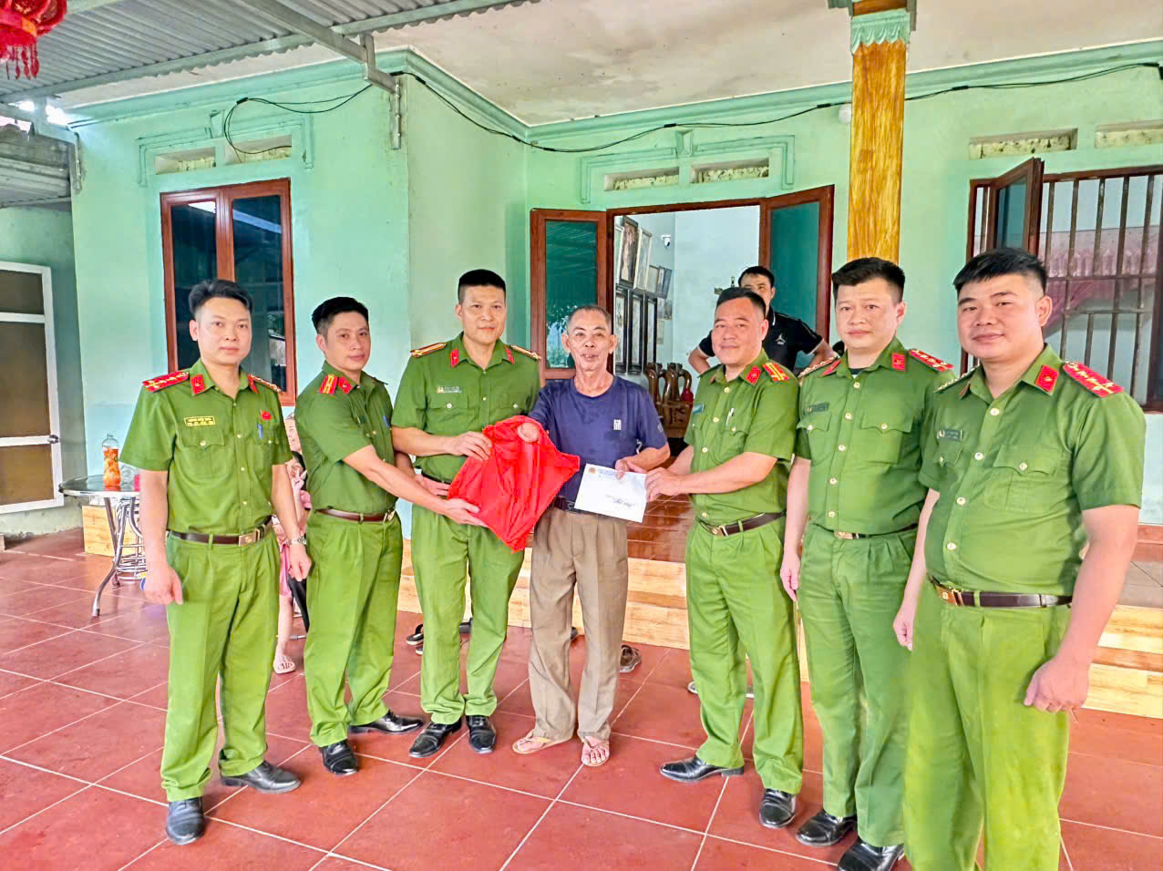 CÔNG AN XÃ ĐỒNG YÊN TRI ÂN CÁC GIA ĐÌNH CHÍNH SÁCH