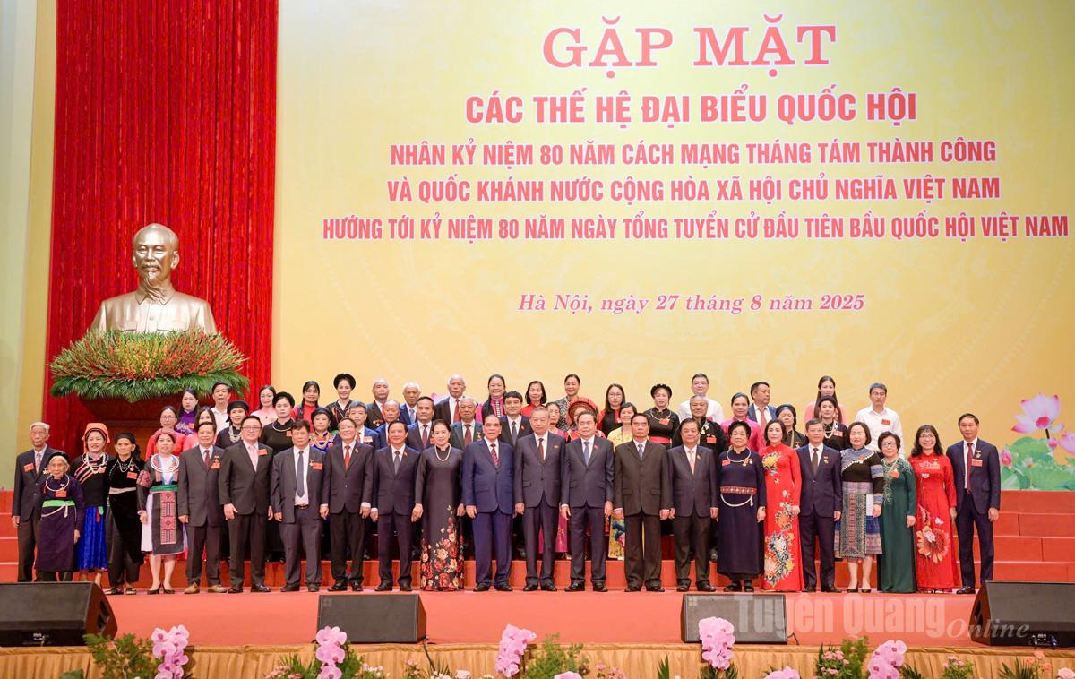 Đoàn ĐBQH tỉnh Tuyên Quang tham dự cuộc gặp mặt của Tổng Bí thư Tô Lâm với các thế hệ đại biểu Quốc hội qua các thời kỳ