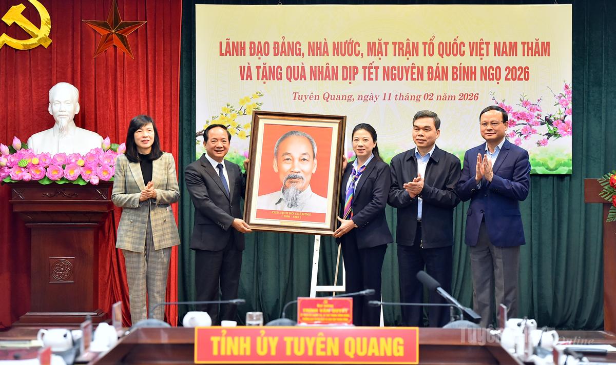 Trưởng Ban Tuyên giáo và Dân vận Trung ương Trịnh Văn Quyết thăm, chúc Tết tỉnh Tuyên Quang