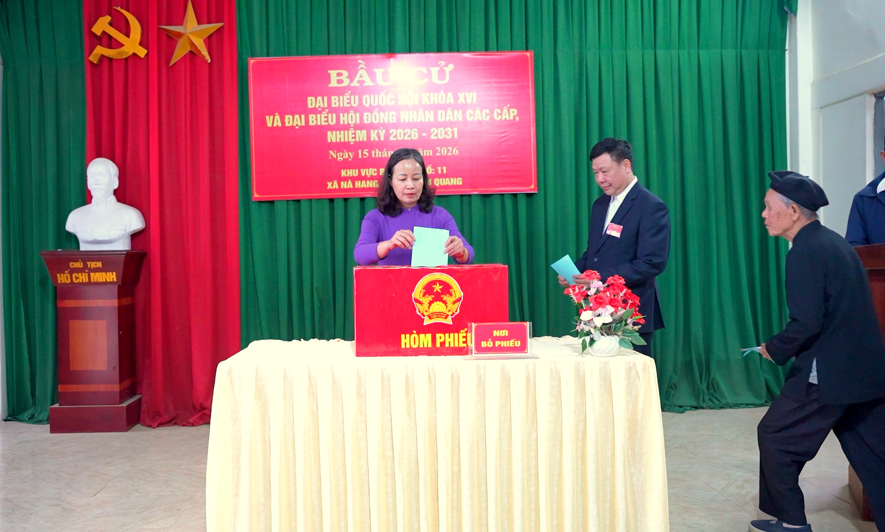 Đồng chí Nguyễn Thị Mến Phó Bí thư Thường trực Đảng ủy, Chủ tịch HĐND xã dự khai mạc và bỏ phiếu bầu cử tại Khu vực bỏ phiếu số 11