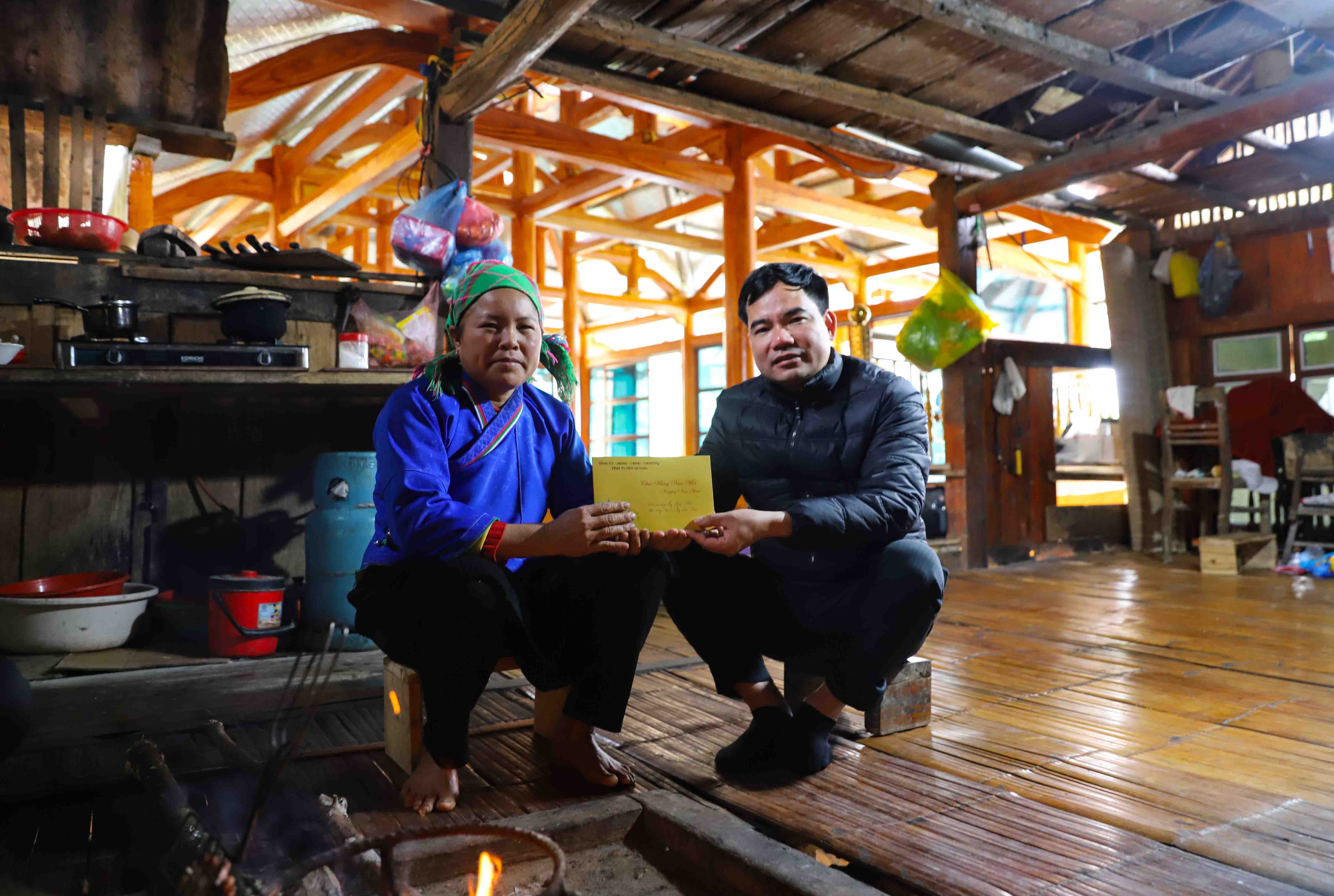 Chủ tịch UBND xã Hồ Thầu thăm, tặng quà Tết cho các gia đình chính sách