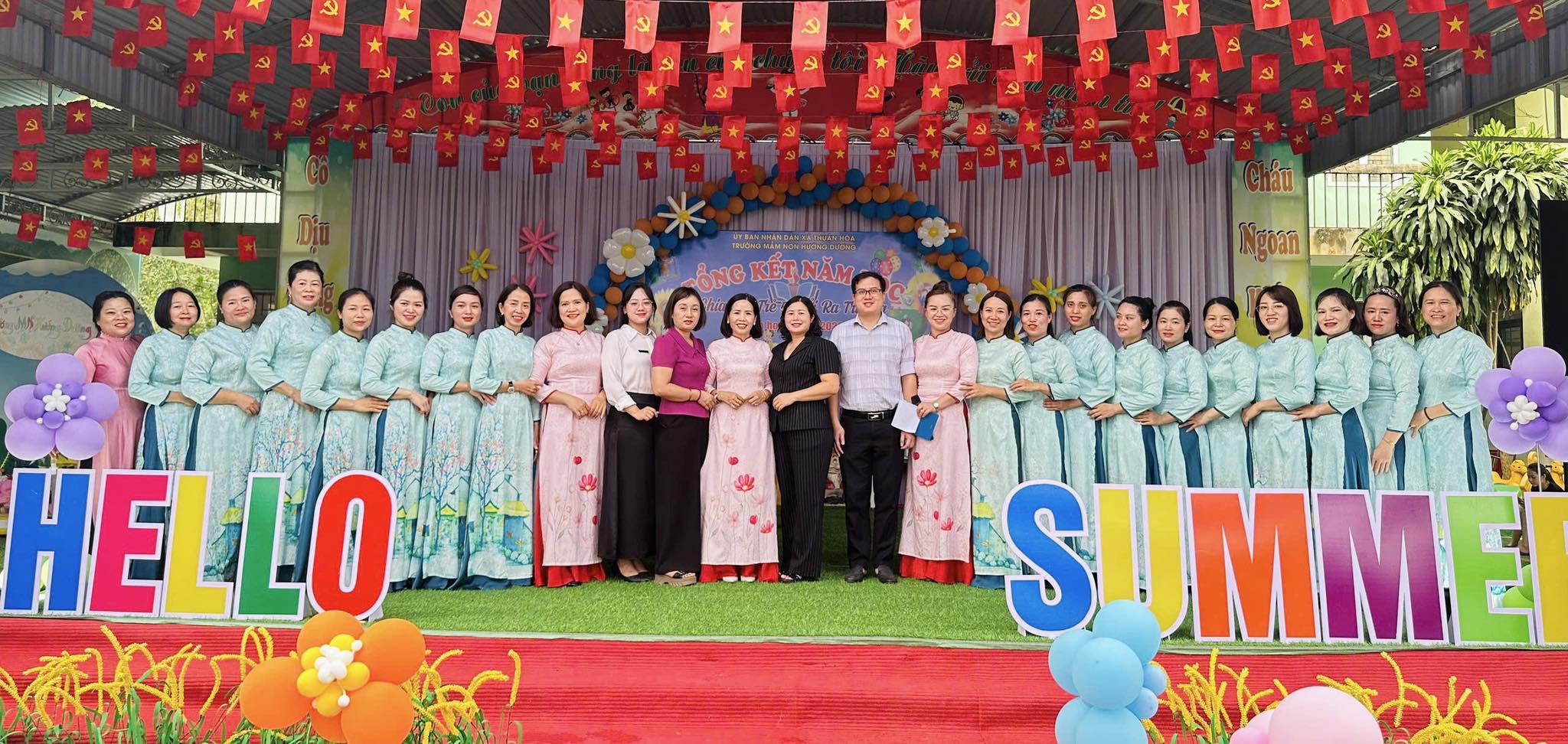 Đồng chí Đặng Thị Phượng Bí thư Đảng ủy, Chủ tịch HĐND xã dự lễ tổng kết các đơn vị trường học trên địa bàn.